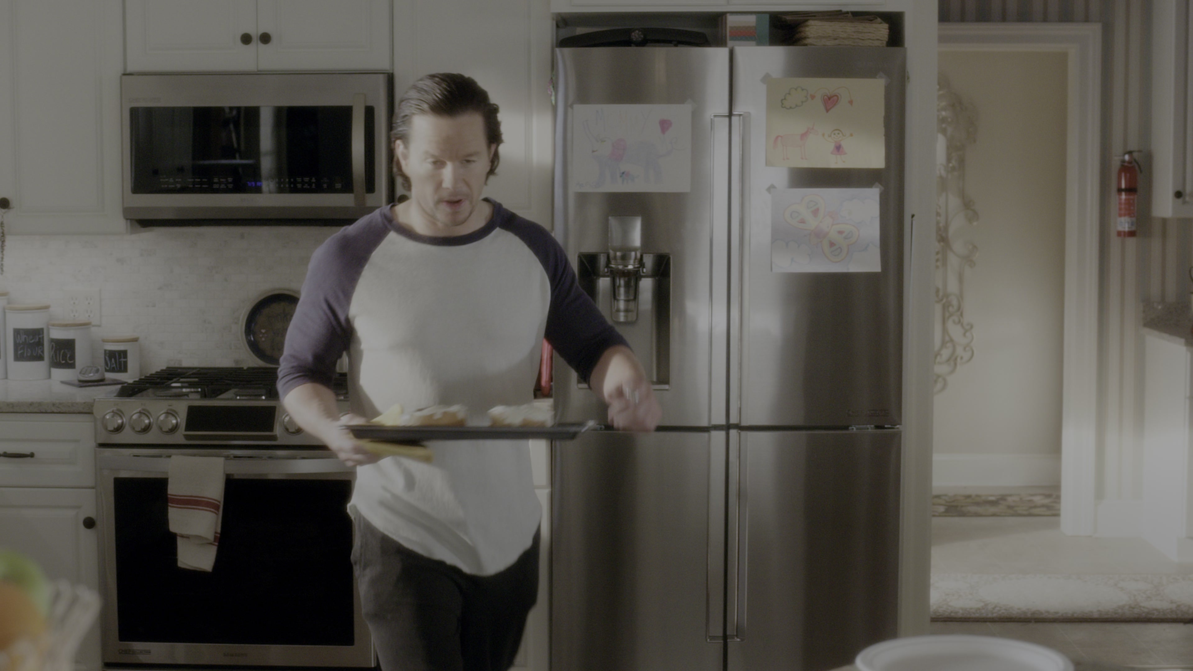 Daddy's Home (2015), wide, 1.78:1 — film still