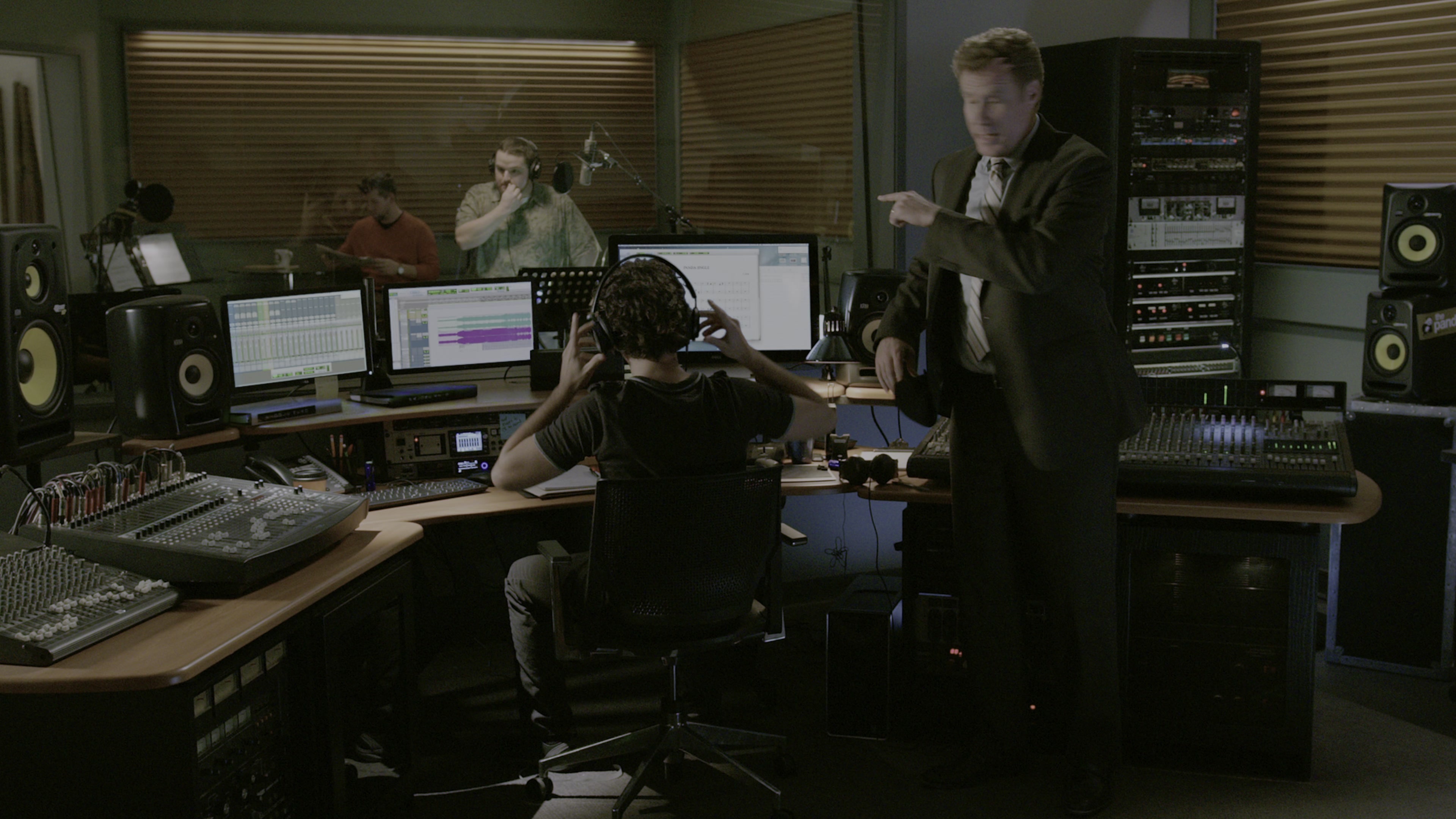 Daddy's Home (2015), wide, 1.78:1 — film still