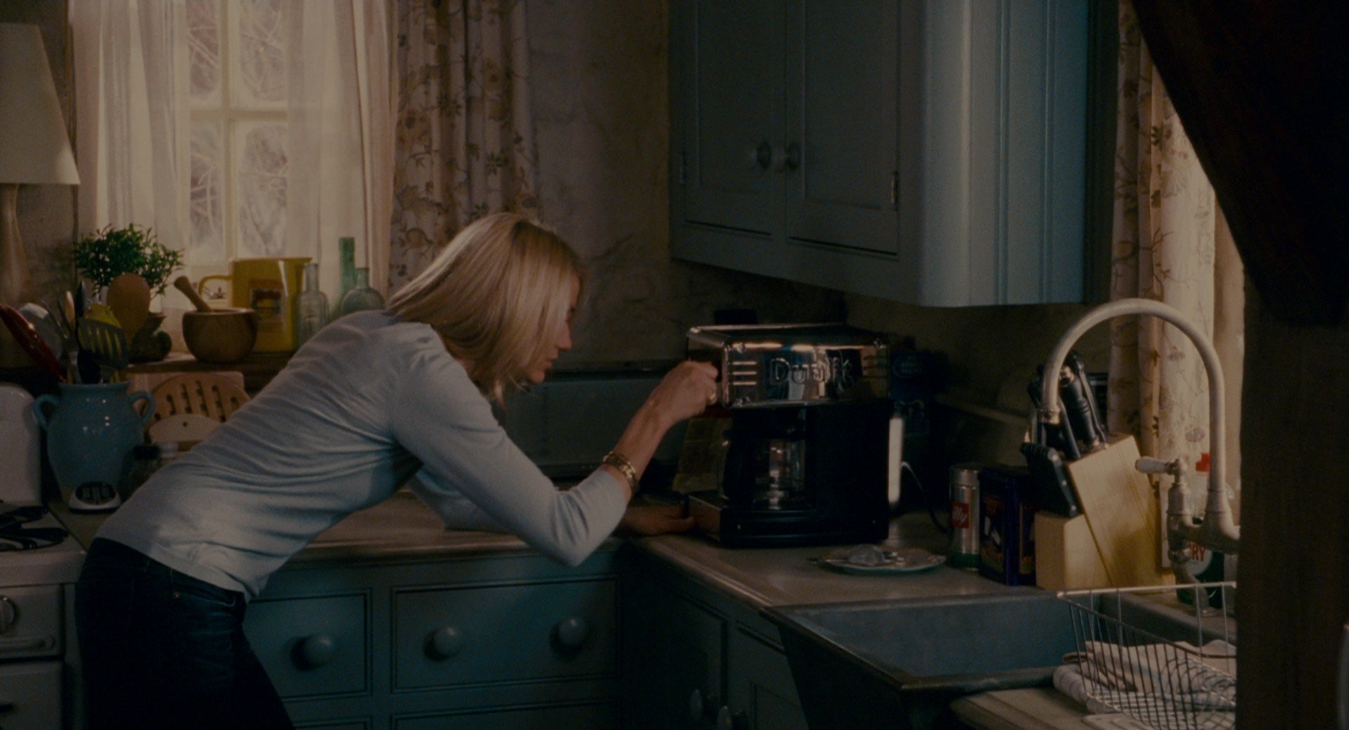 The Holiday (2006), wide, 1.85:1 — film still