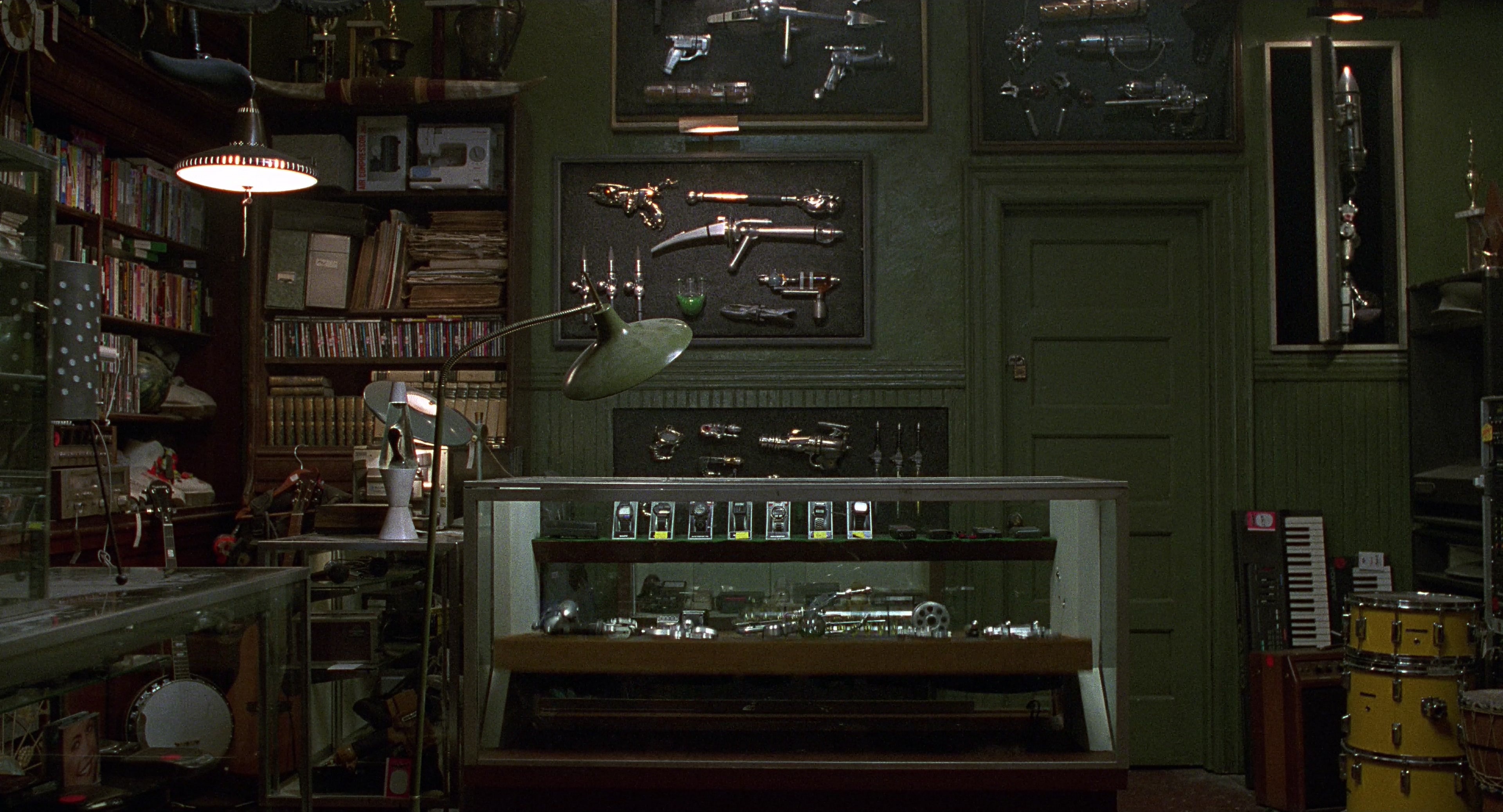 Men in Black (1997), wide, 1.85:1 — film still