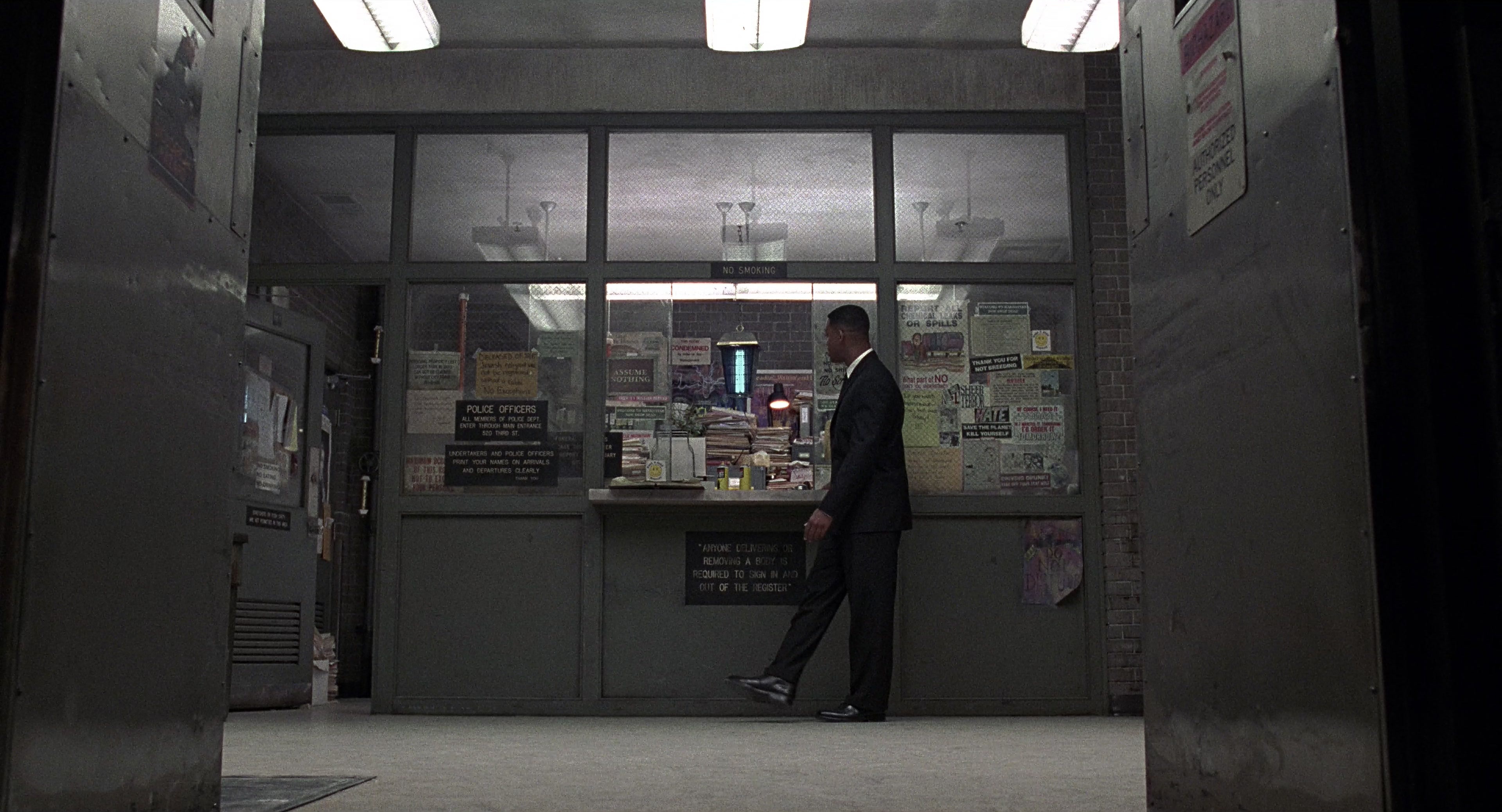 Men in Black (1997), wide, 1.85:1 — film still
