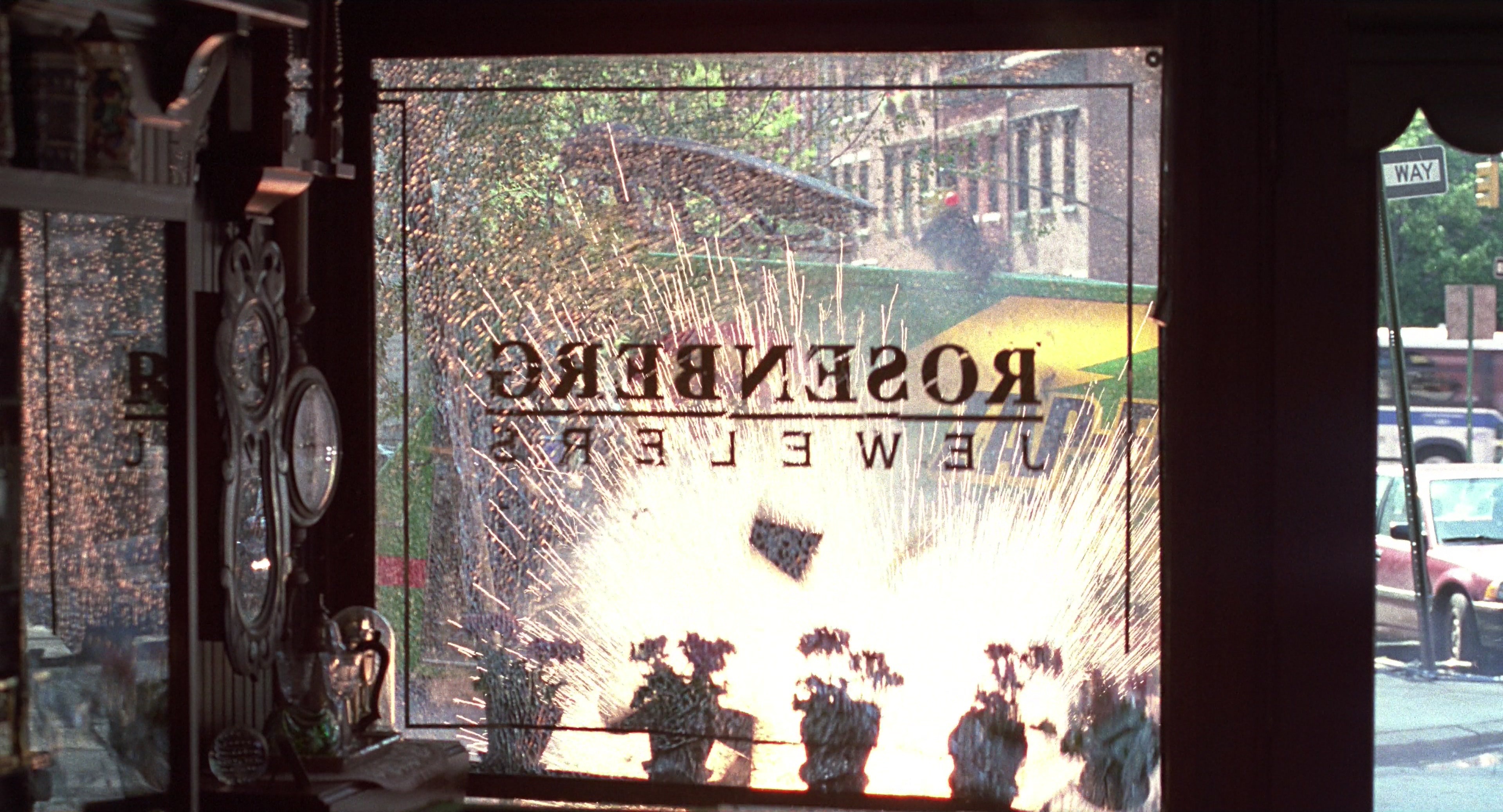 Men in Black (1997), wide, 1.85:1 — film still
