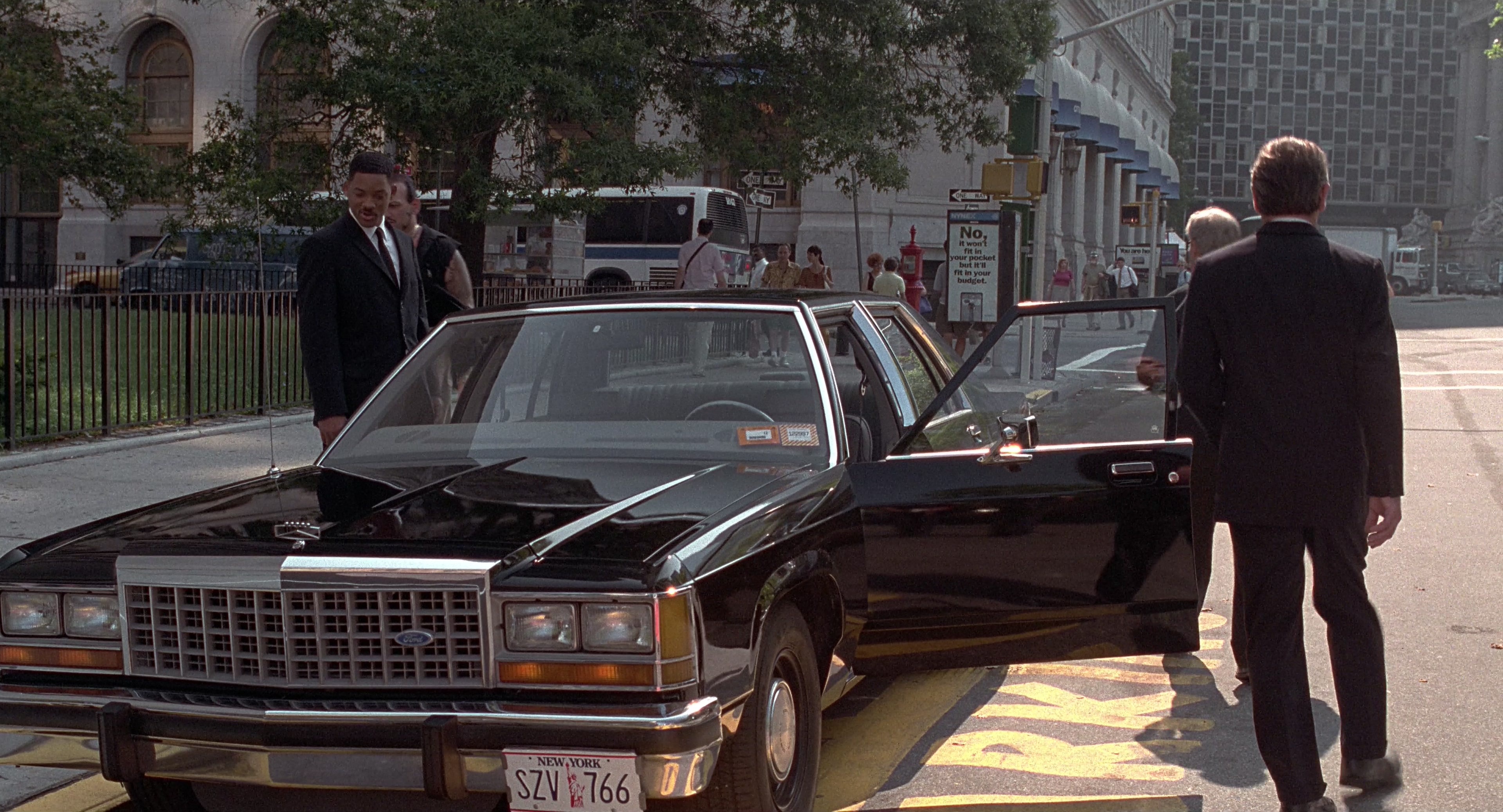Men in Black (1997), wide, 1.85:1 — film still