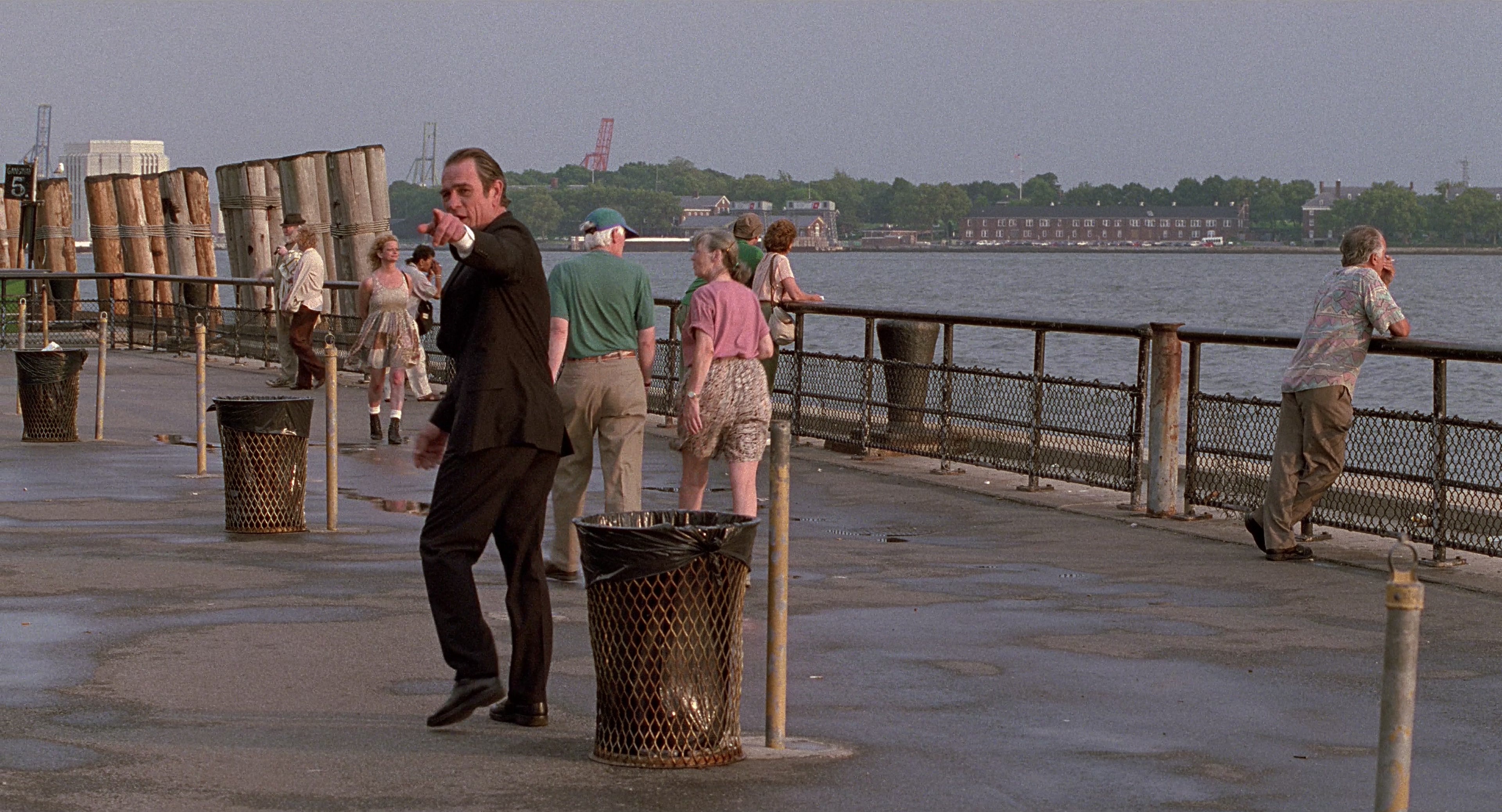 Men in Black (1997), wide, 1.85:1 — film still
