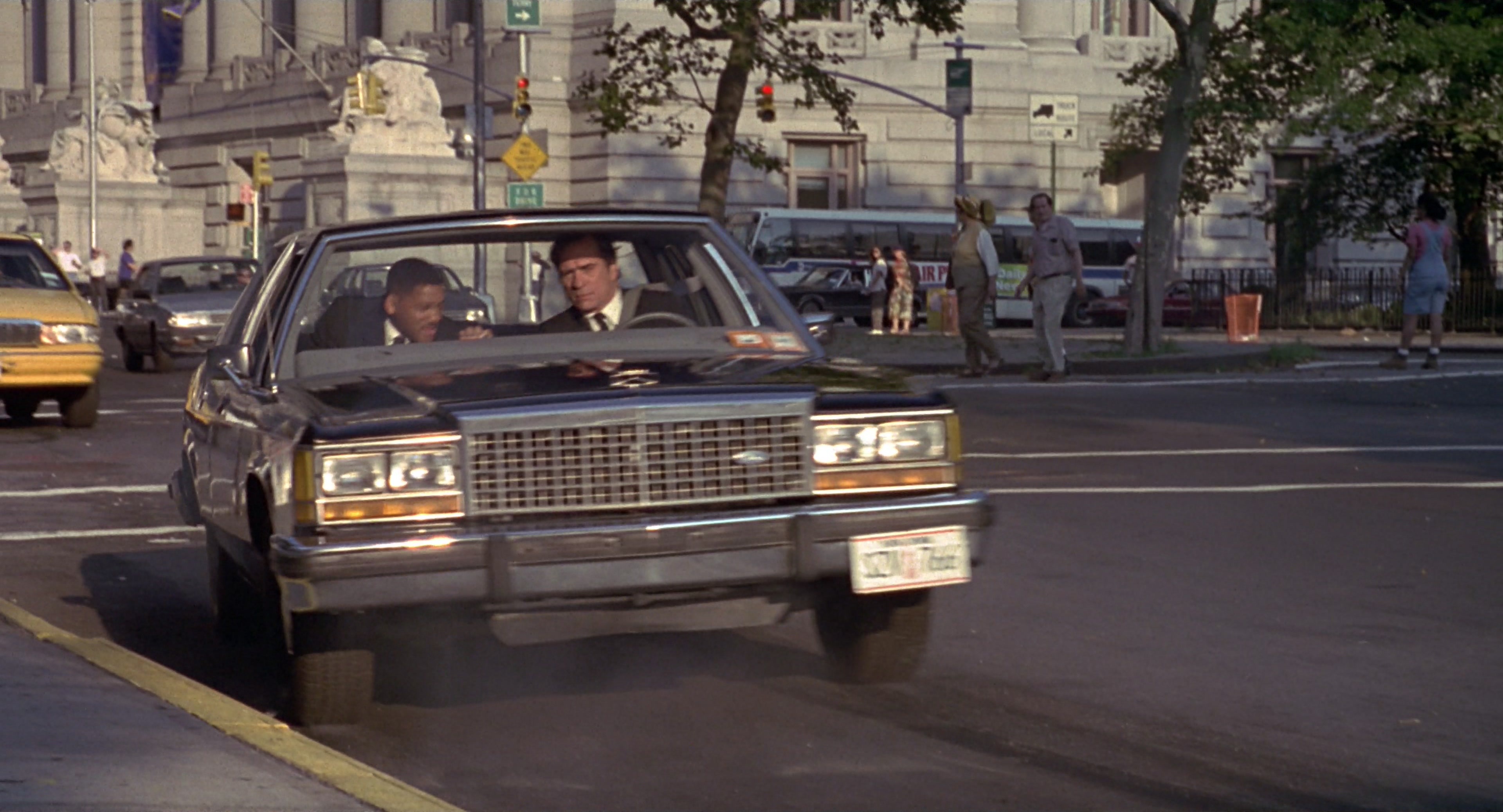 Men in Black (1997), wide, 1.85:1 — film still