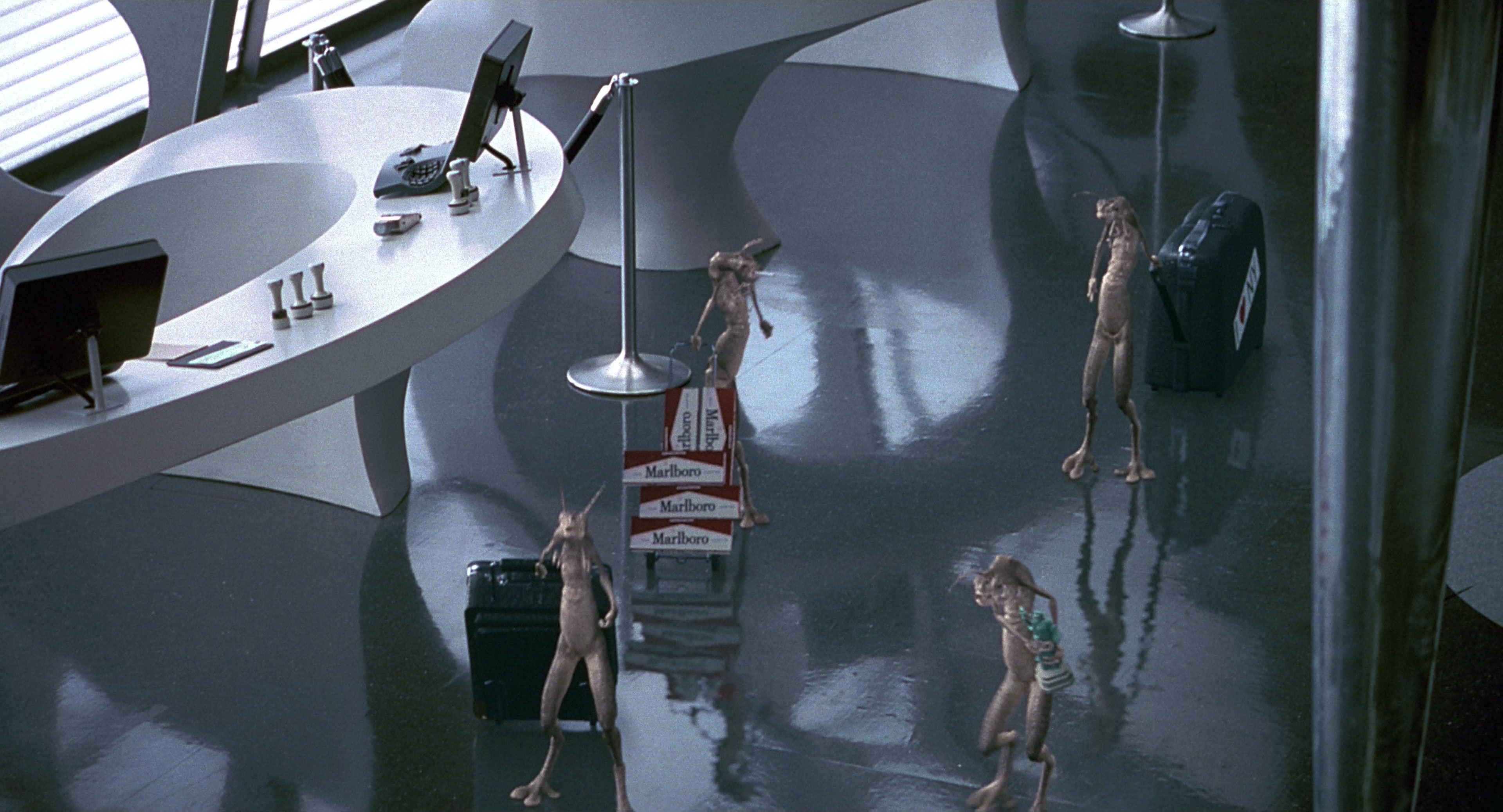 Men in Black (1997), wide, 1.85:1 — film still