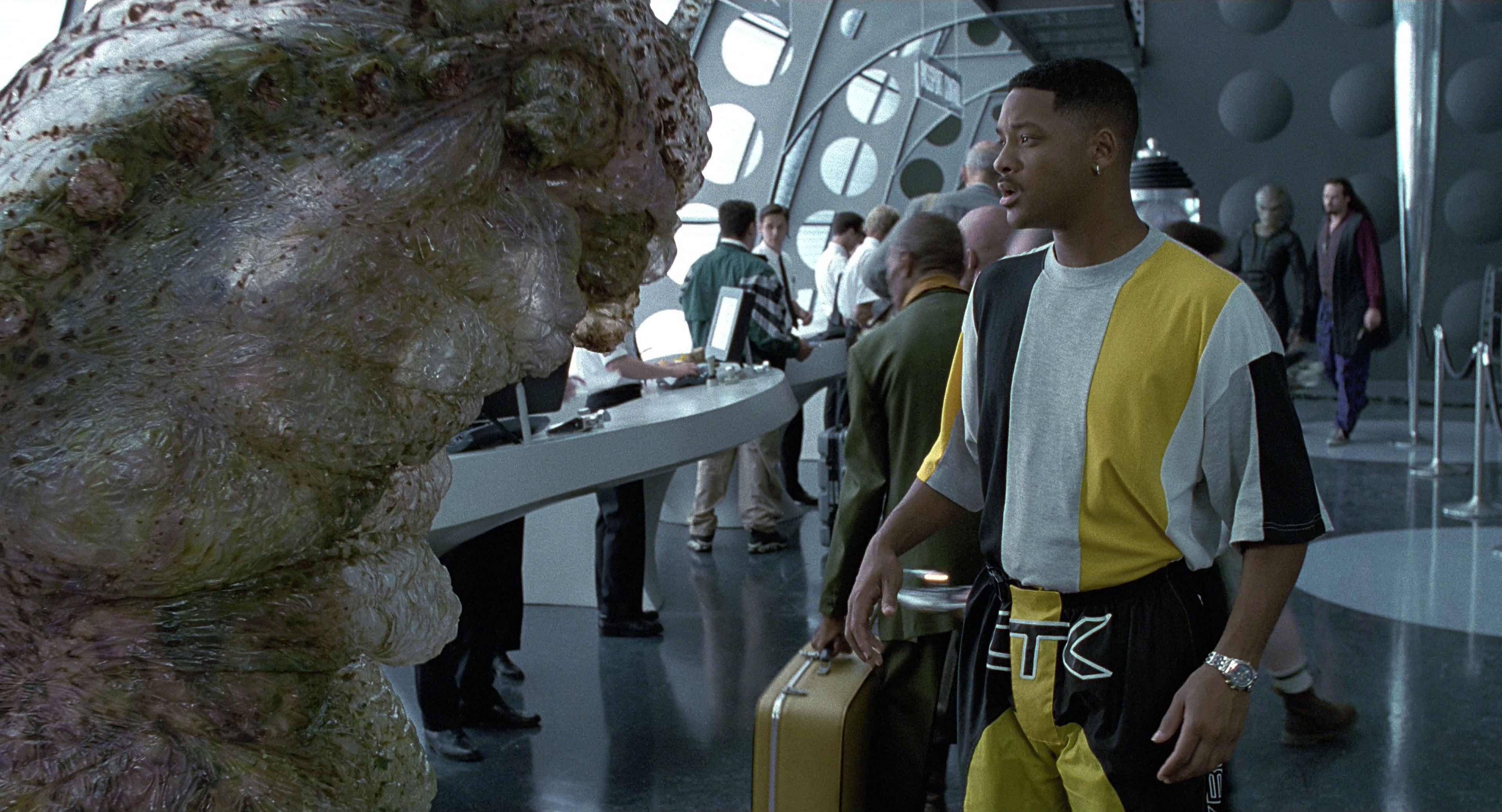 Men in Black (1997), wide, 1.85:1 — film still
