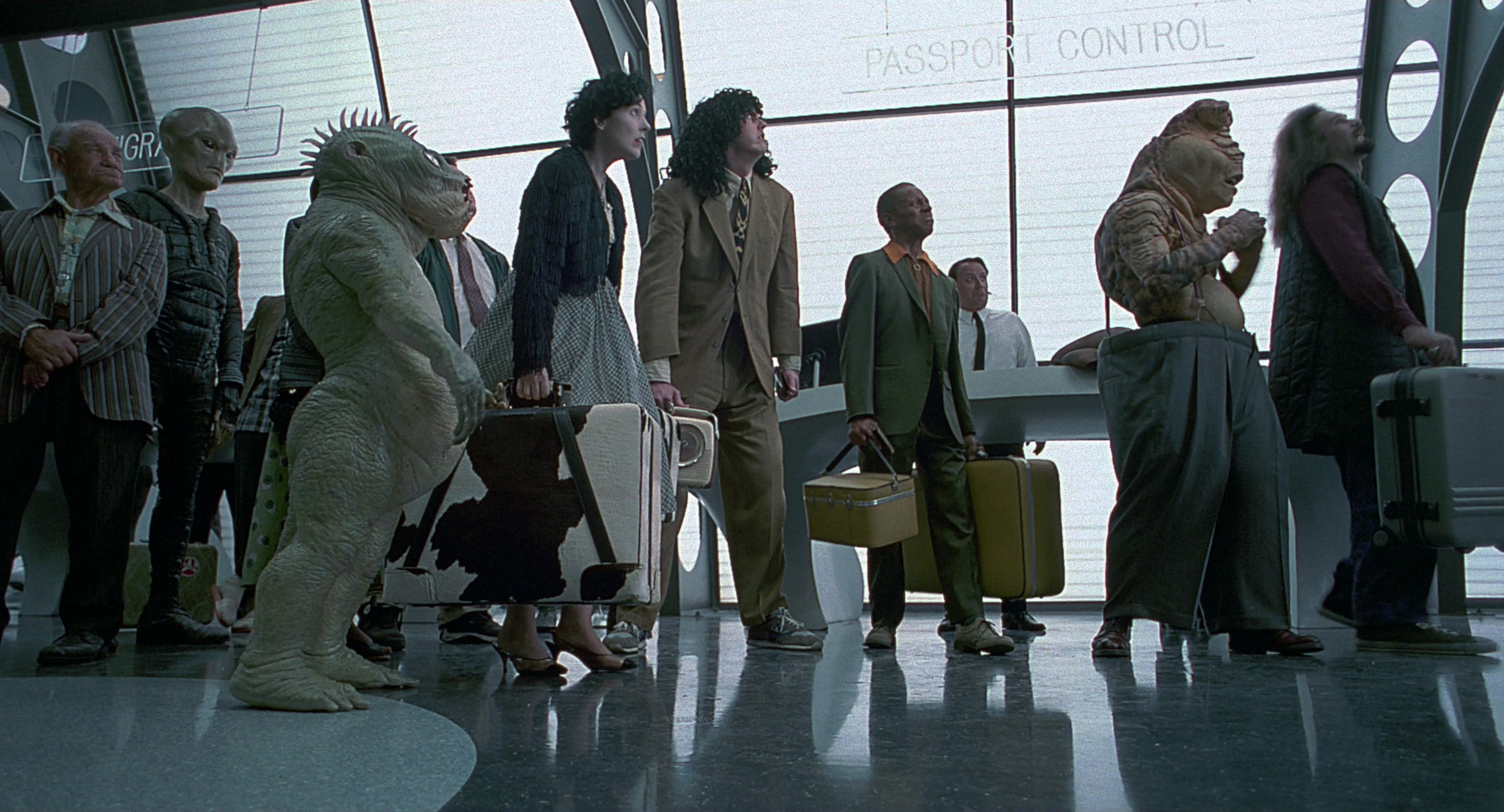 Men in Black (1997), wide, 1.85:1 — film still
