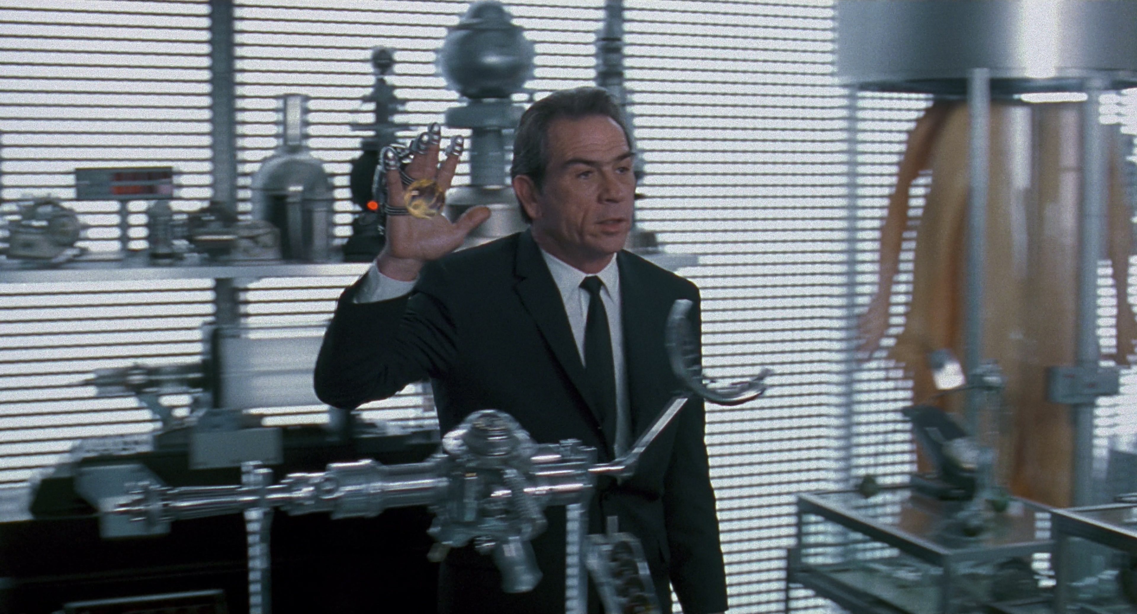 Men in Black (1997), wide, 1.85:1 — film still