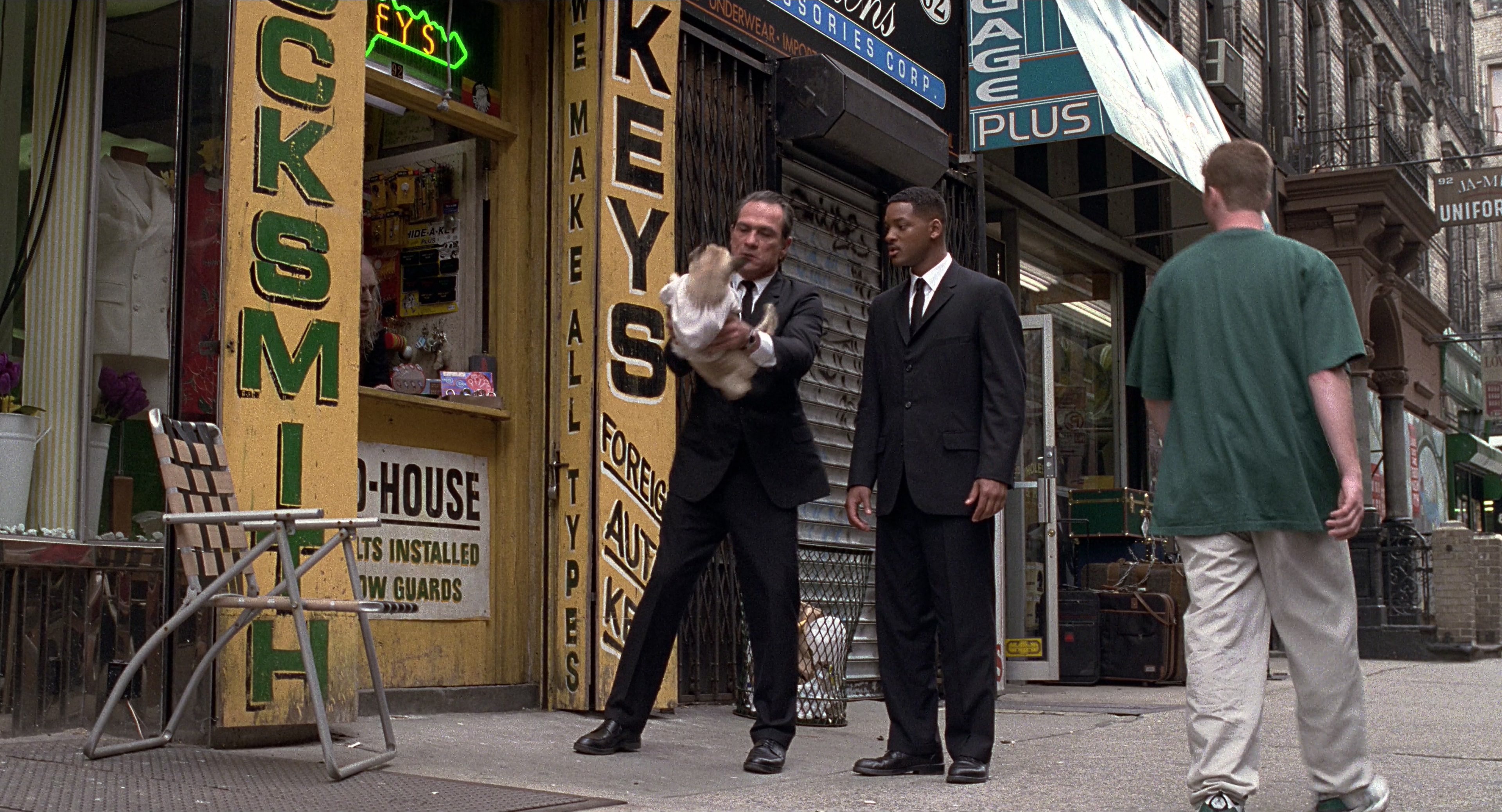 Men in Black (1997), wide, 1.85:1 — film still