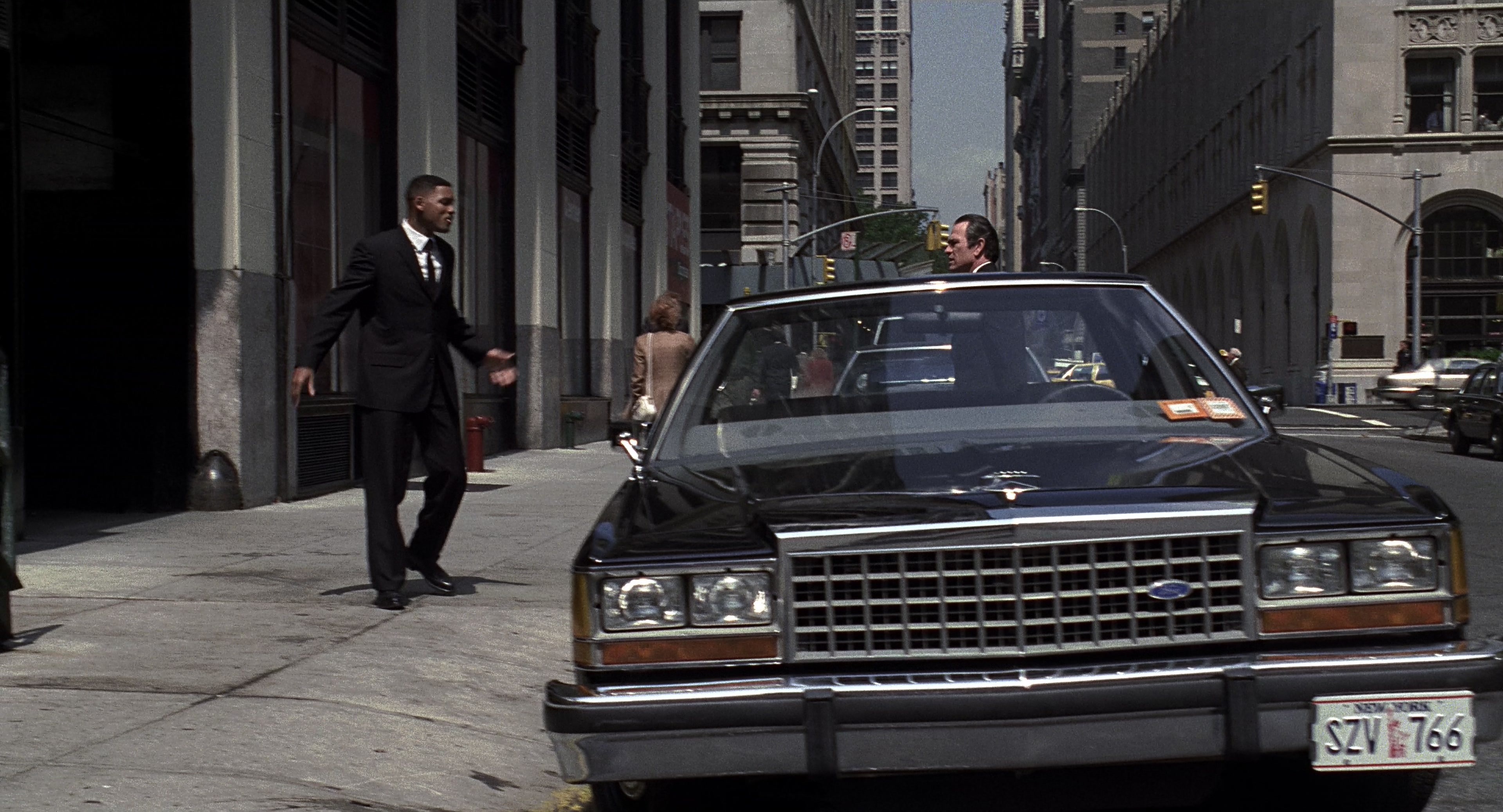 Men in Black (1997), wide, 1.85:1 — film still