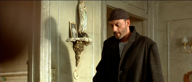 Wide shot frame from Léon — book, standing, room