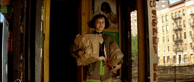 Wide shot frame from Léon — people, action, standing