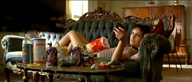 Wide shot frame from Léon — room, table, phone