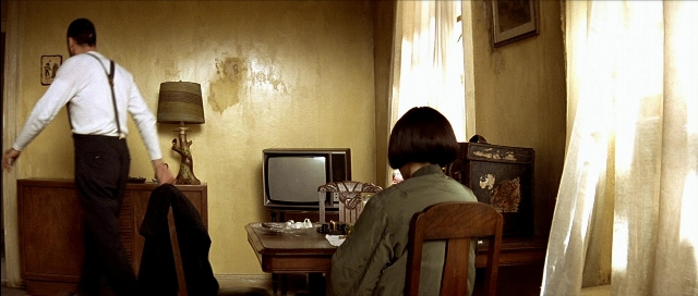 Wide shot frame from Léon — sitting, standing, plate