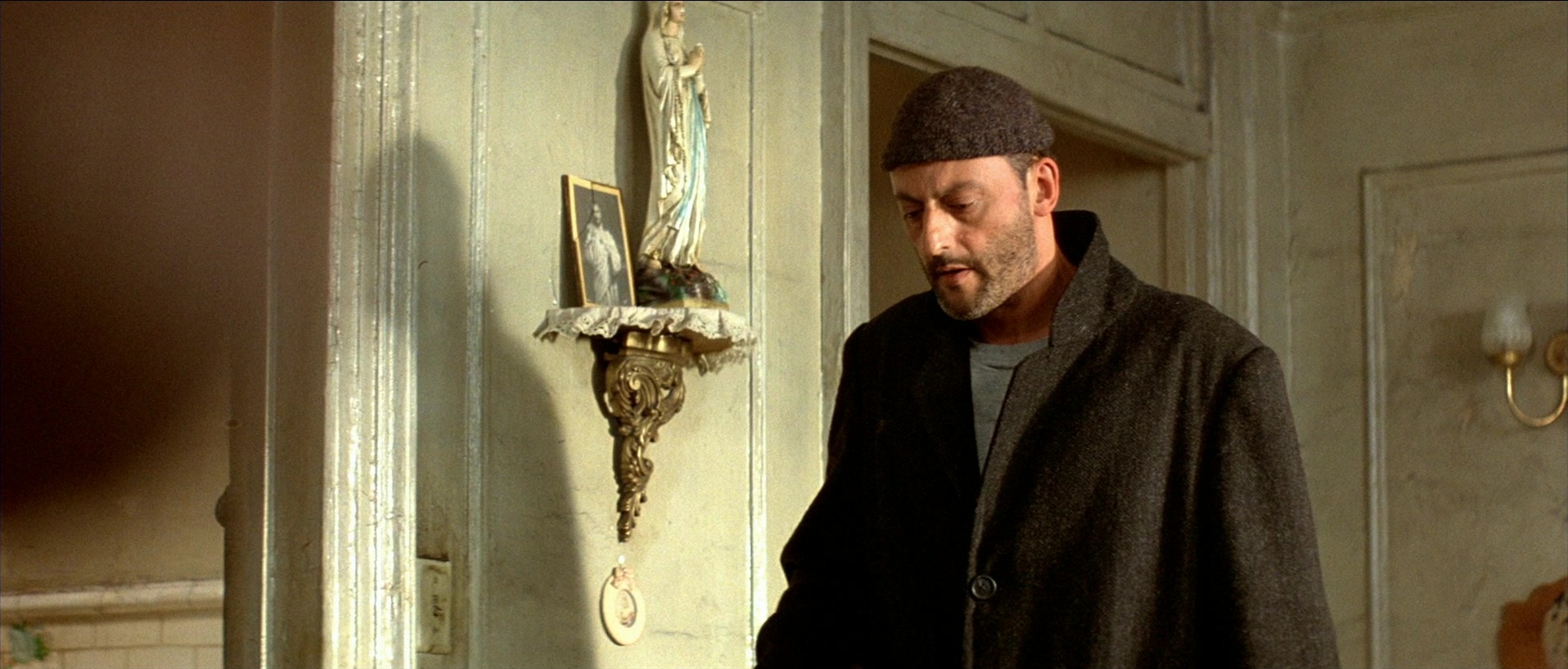 Léon (1994), wide, 2.34:1 — film still