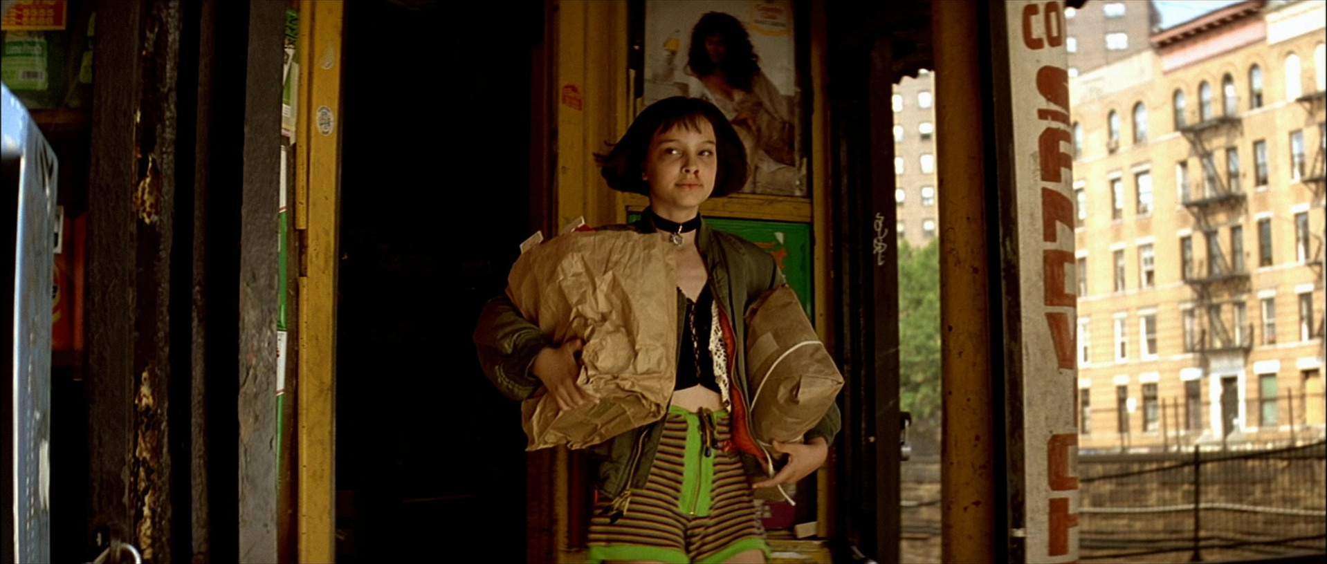 Léon (1994), wide, 2.35:1 — film still