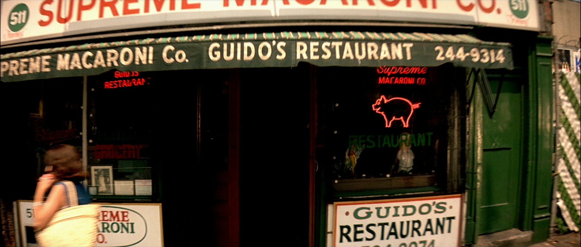 Léon (1994), wide, 2.35:1 — film still