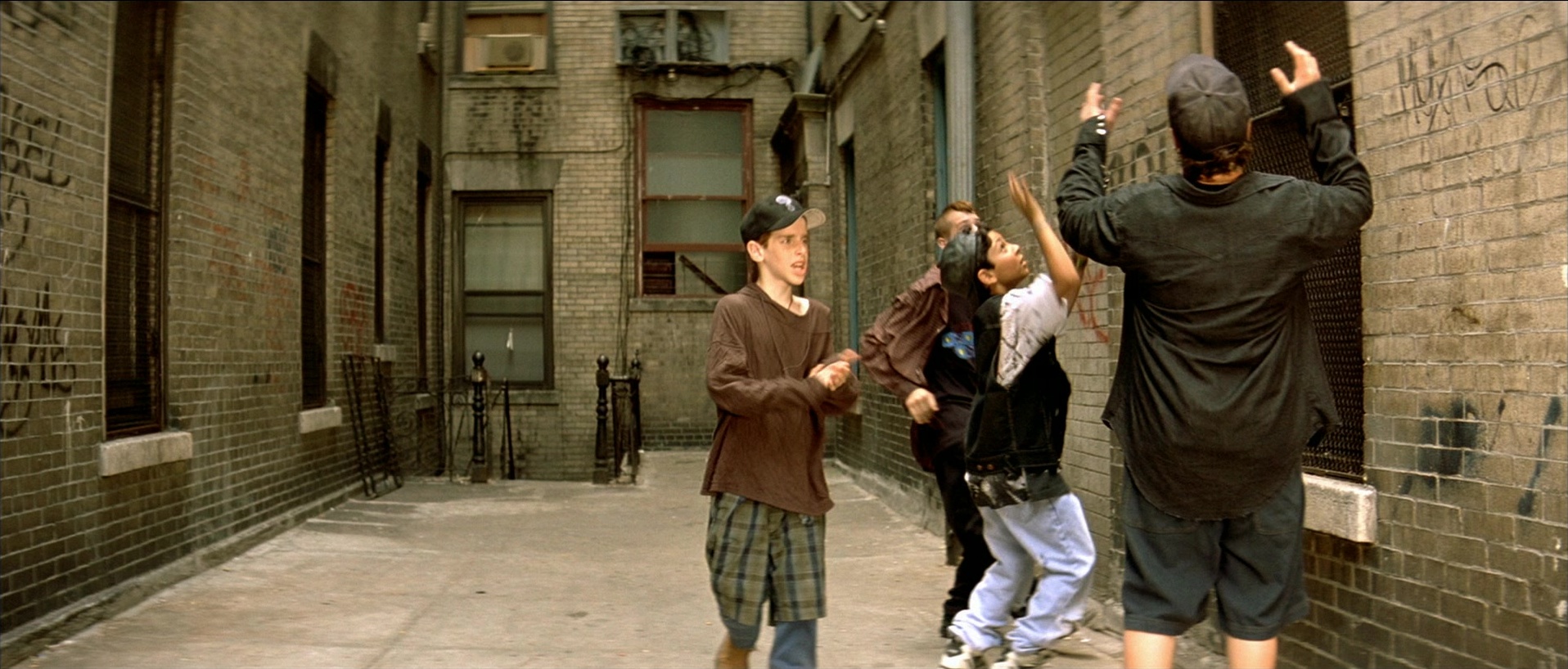 Léon (1994), wide, 2.34:1 — film still