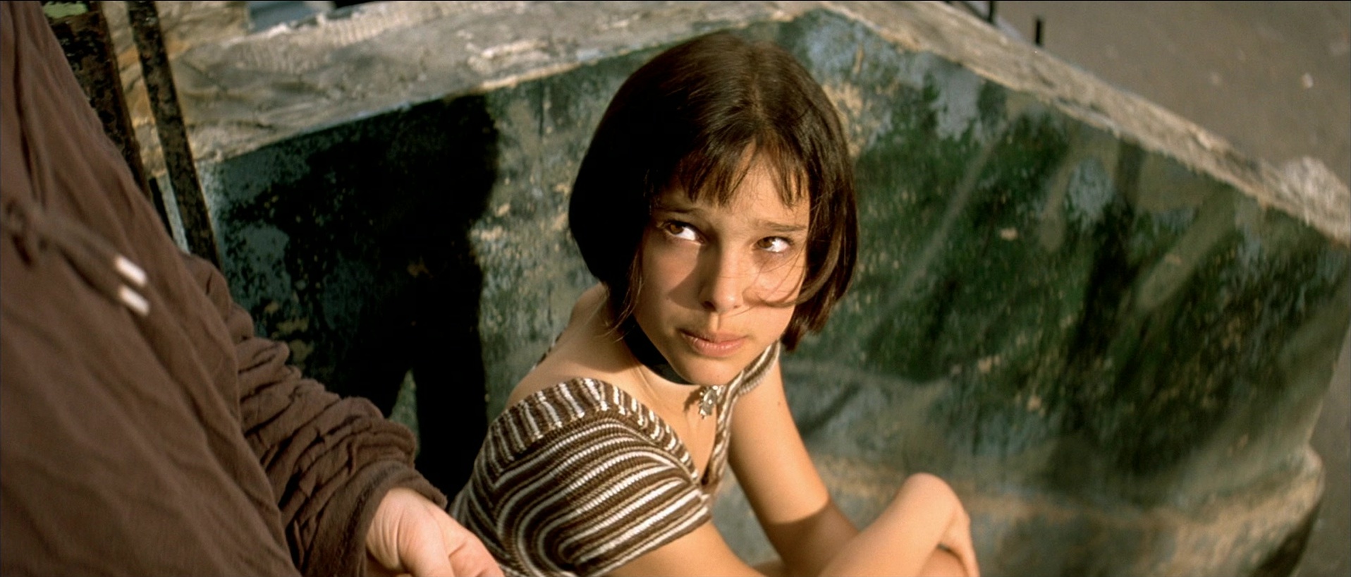 Léon (1994), wide, 2.34:1 — film still