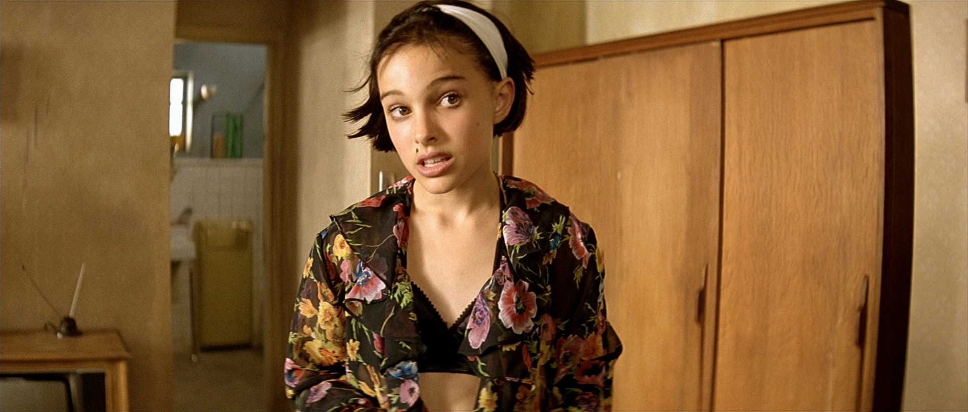Léon (1994), wide, 2.35:1 — film still