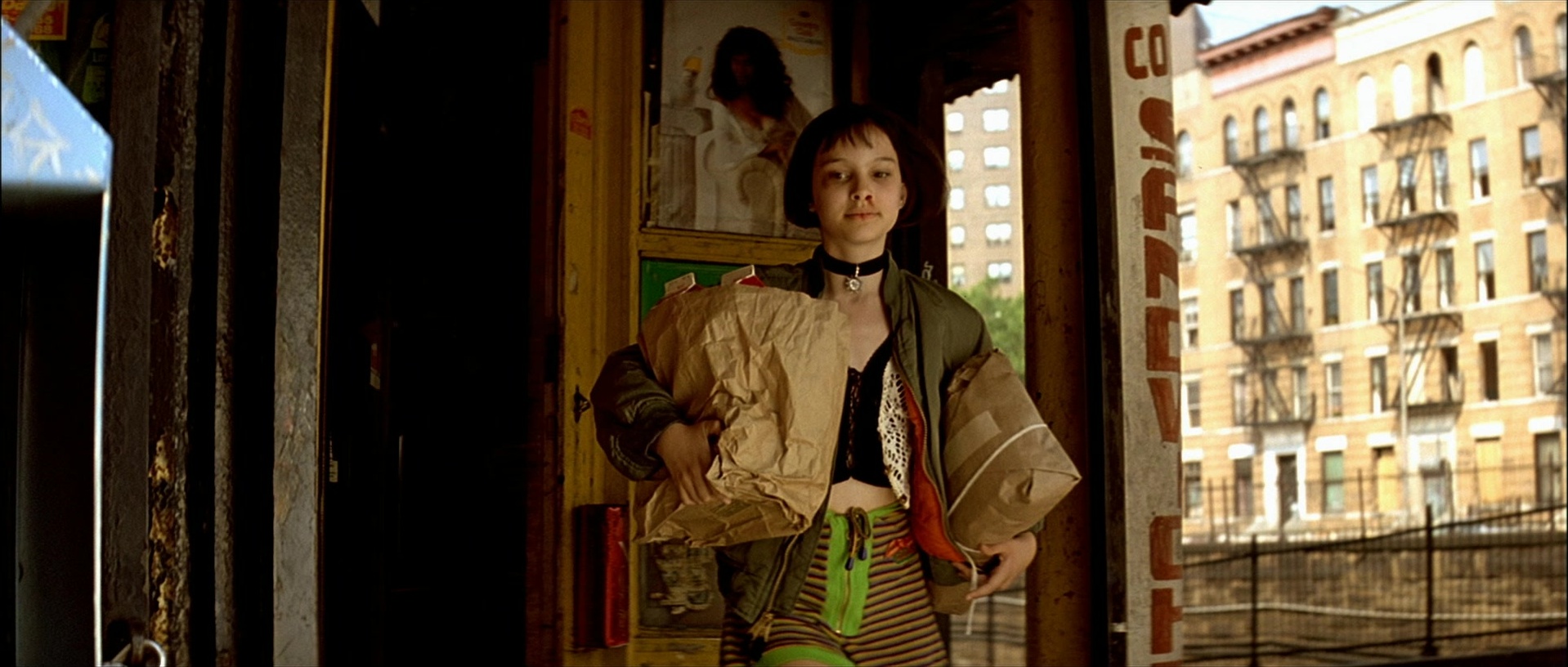 Léon (1994), wide, 2.35:1 — film still
