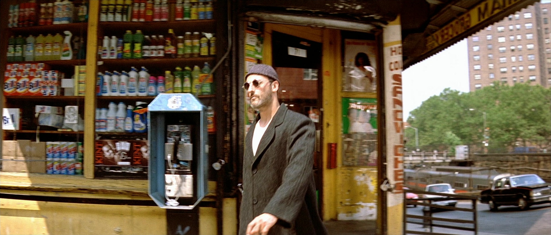 Léon (1994), wide, 2.35:1 — film still