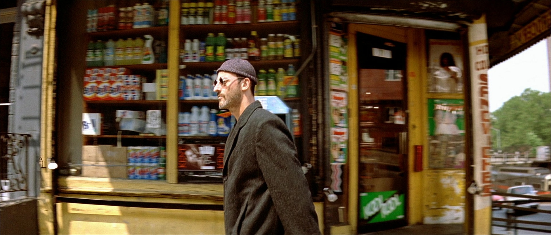 Léon (1994), wide, 2.35:1 — film still