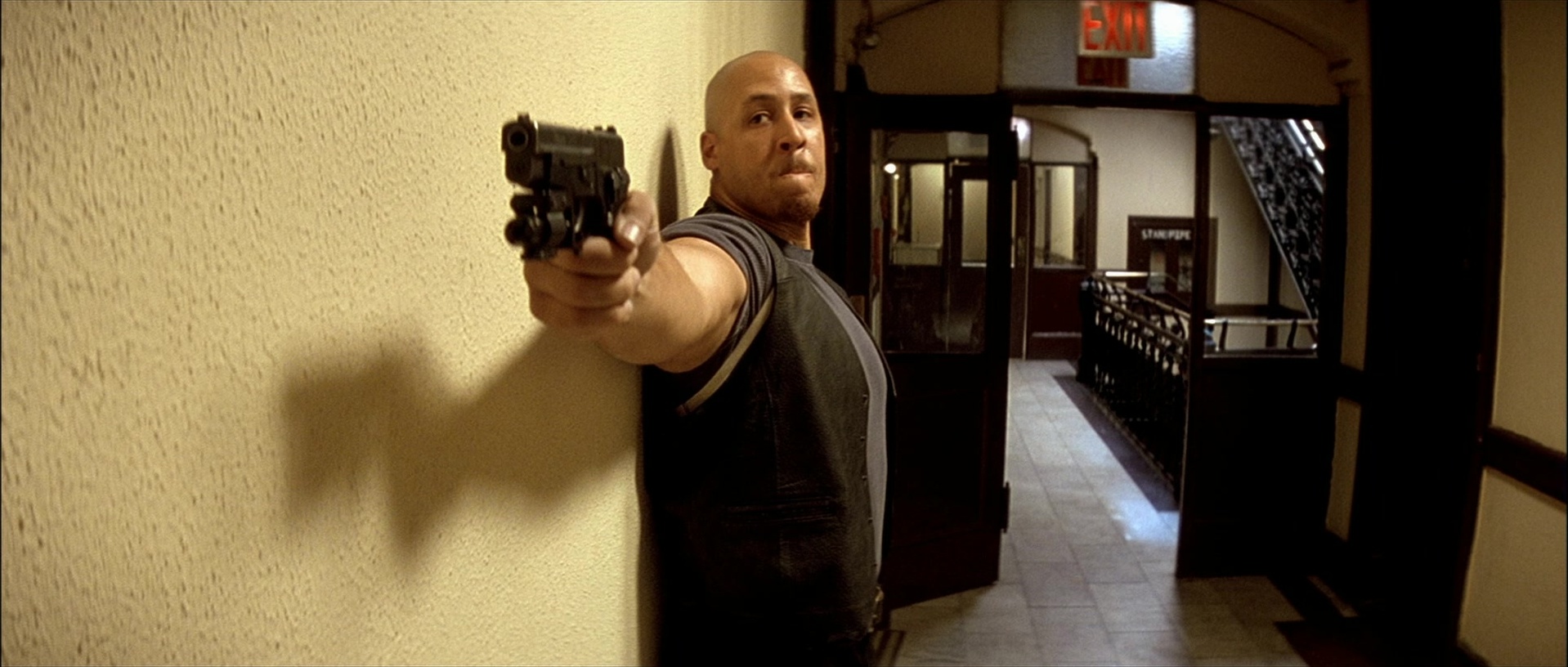 Léon (1994), wide, 2.35:1 — film still
