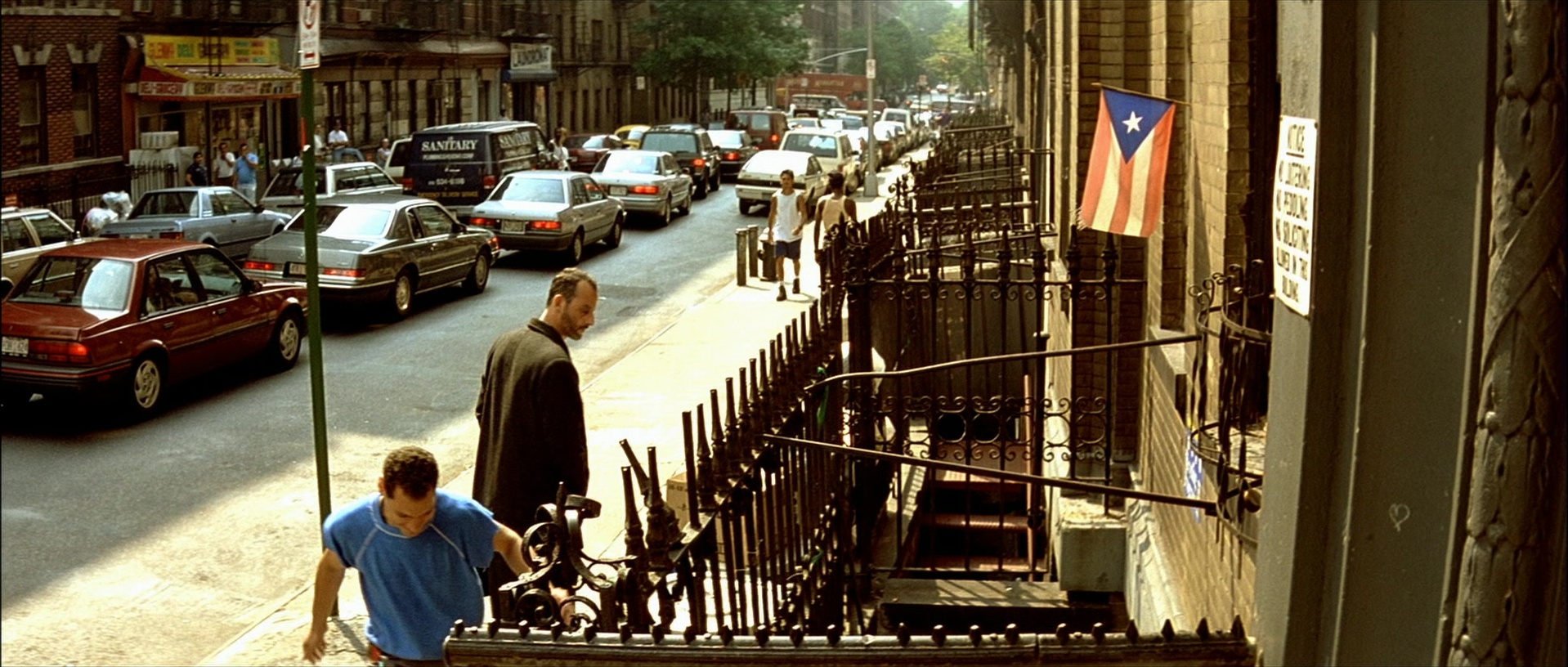 Léon (1994), wide, 2.35:1 — film still
