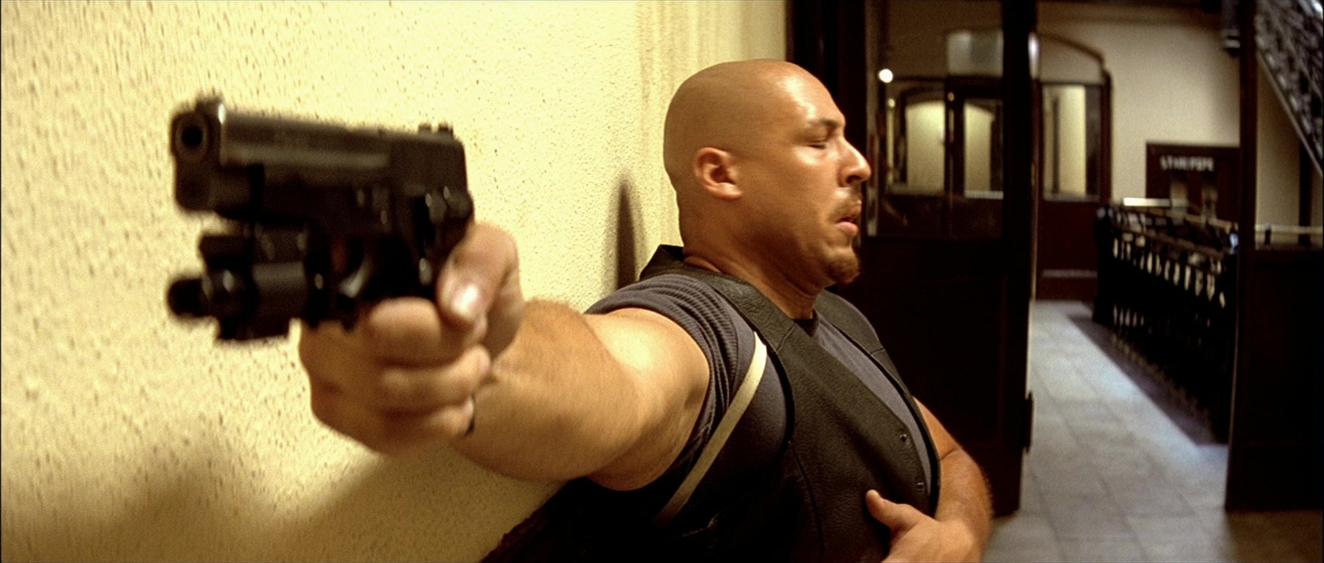 Léon (1994), wide, 2.35:1 — film still