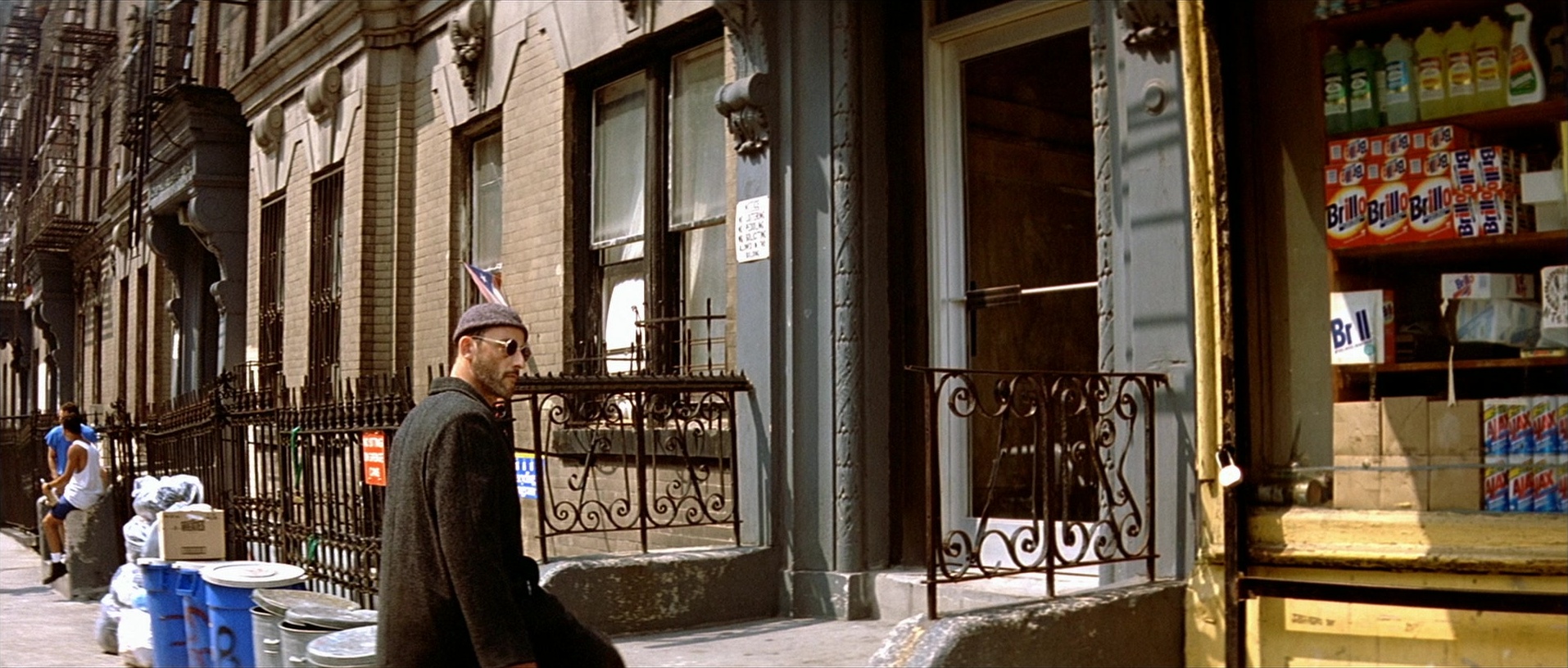 Léon (1994), wide, 2.35:1 — film still