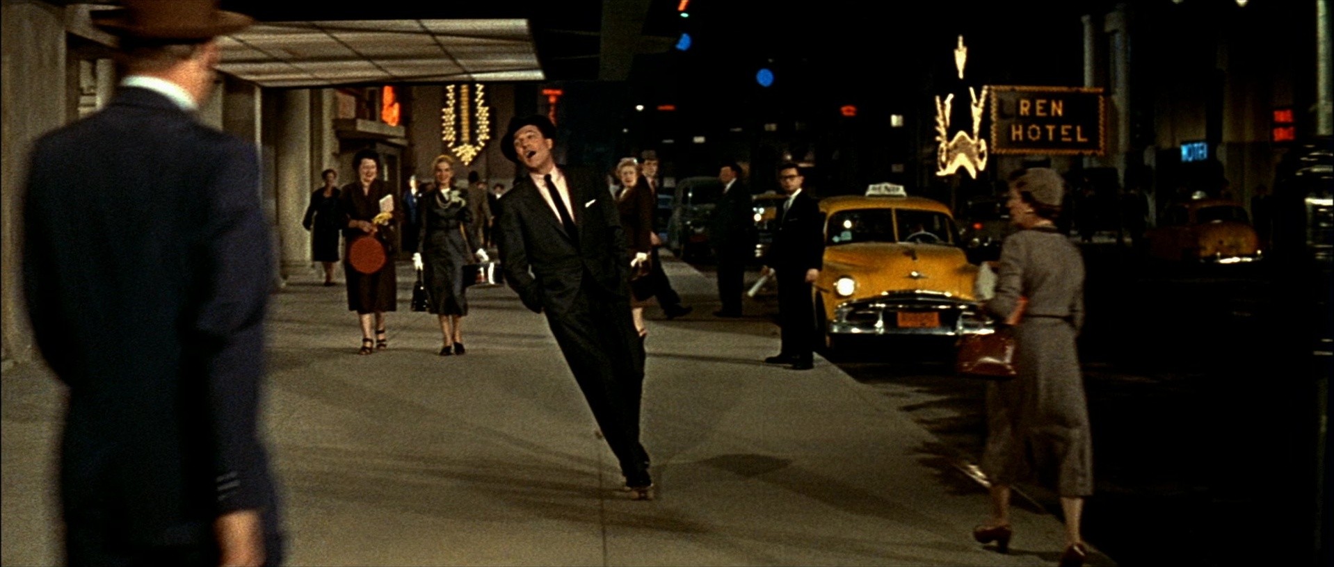 Léon (1994), wide, 2.35:1 — film still