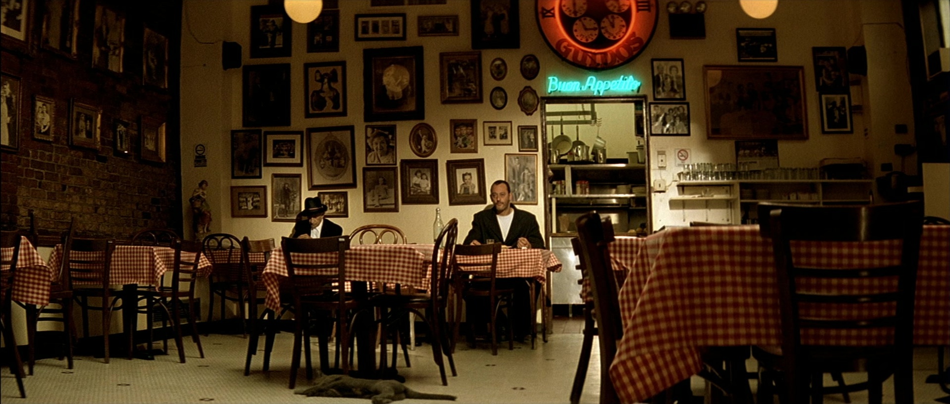 Léon (1994), wide, 2.35:1 — film still