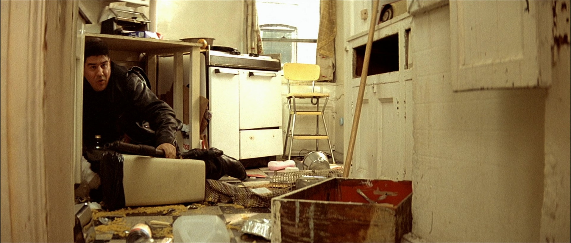 Léon (1994), wide, 2.35:1 — film still