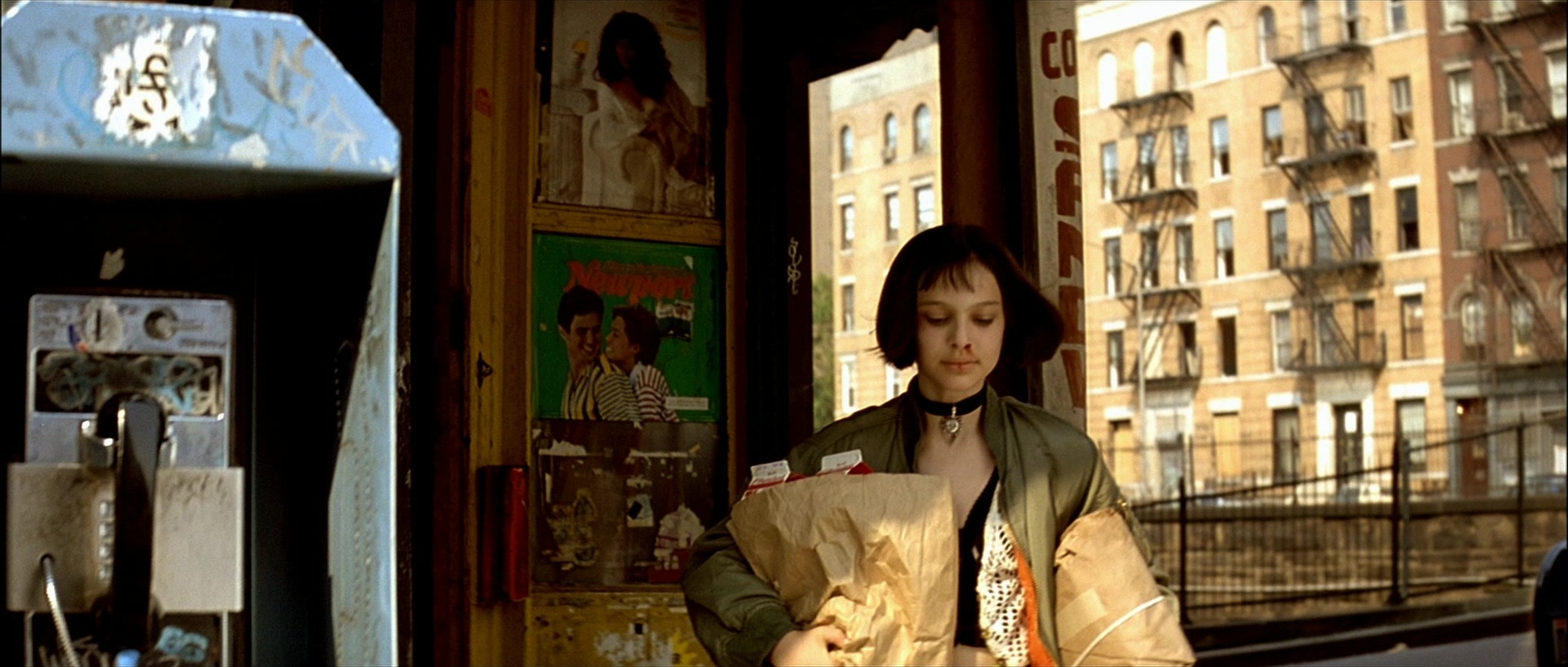 Léon (1994), wide, 2.35:1 — film still