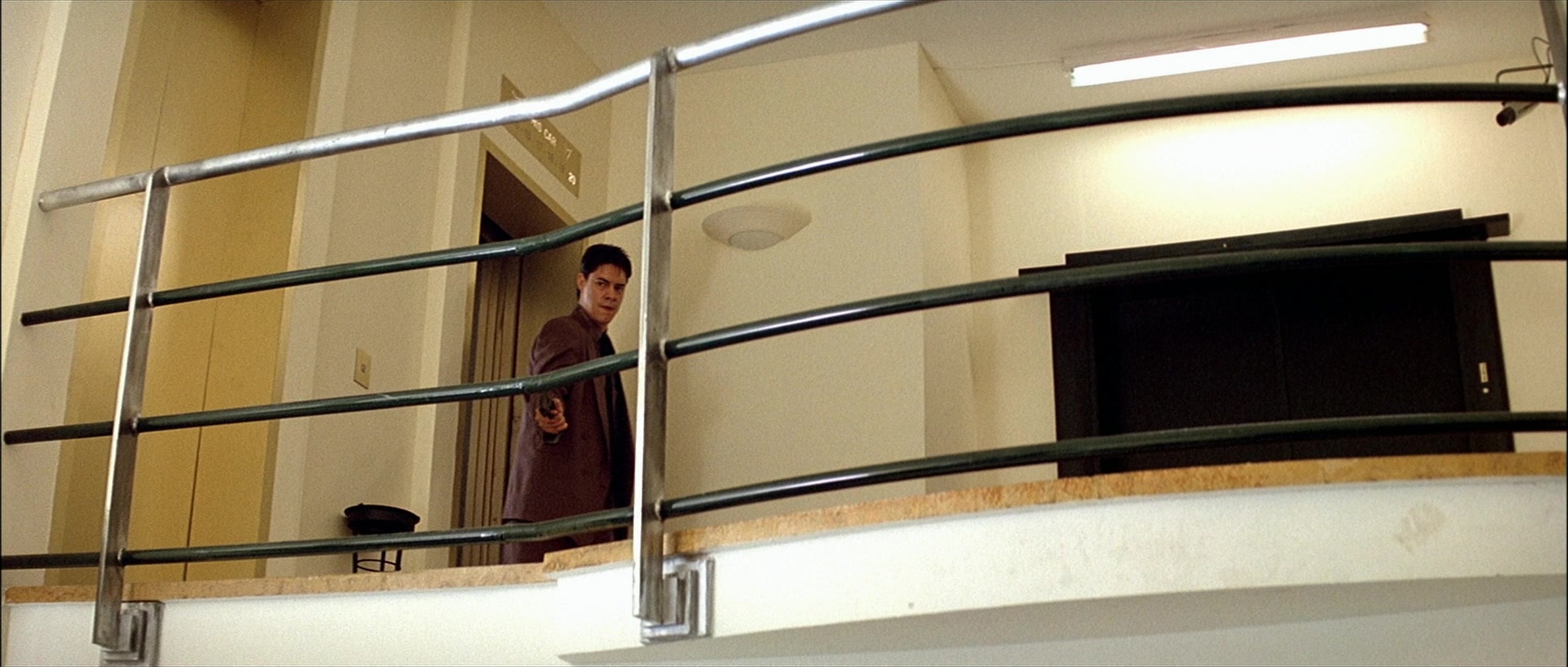 Léon (1994), wide, 2.35:1 — film still
