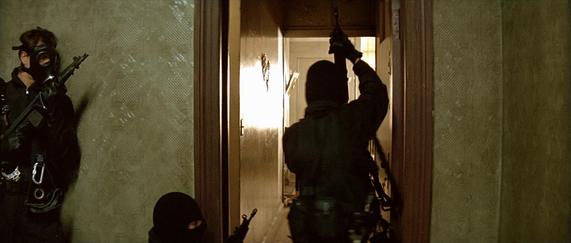 Léon (1994), wide, 2.35:1 — film still