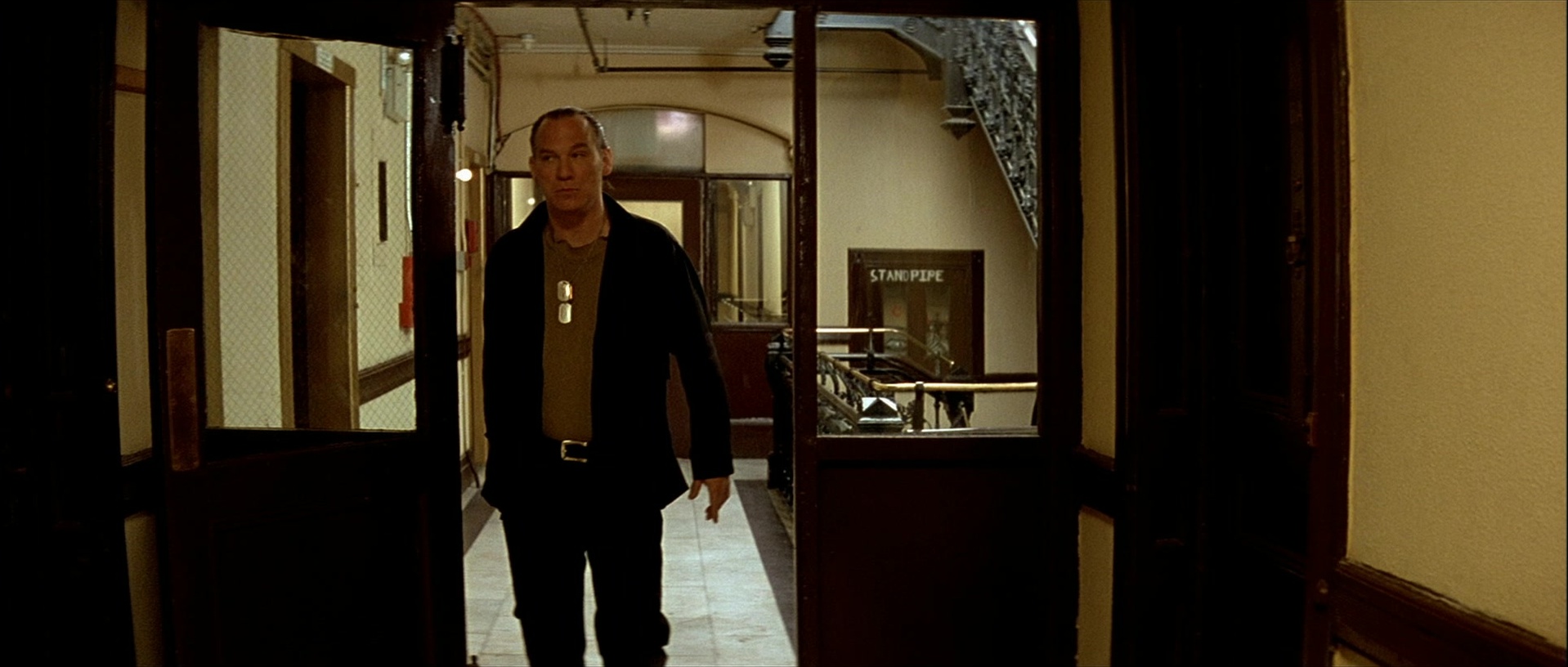Léon (1994), wide, 2.35:1 — film still