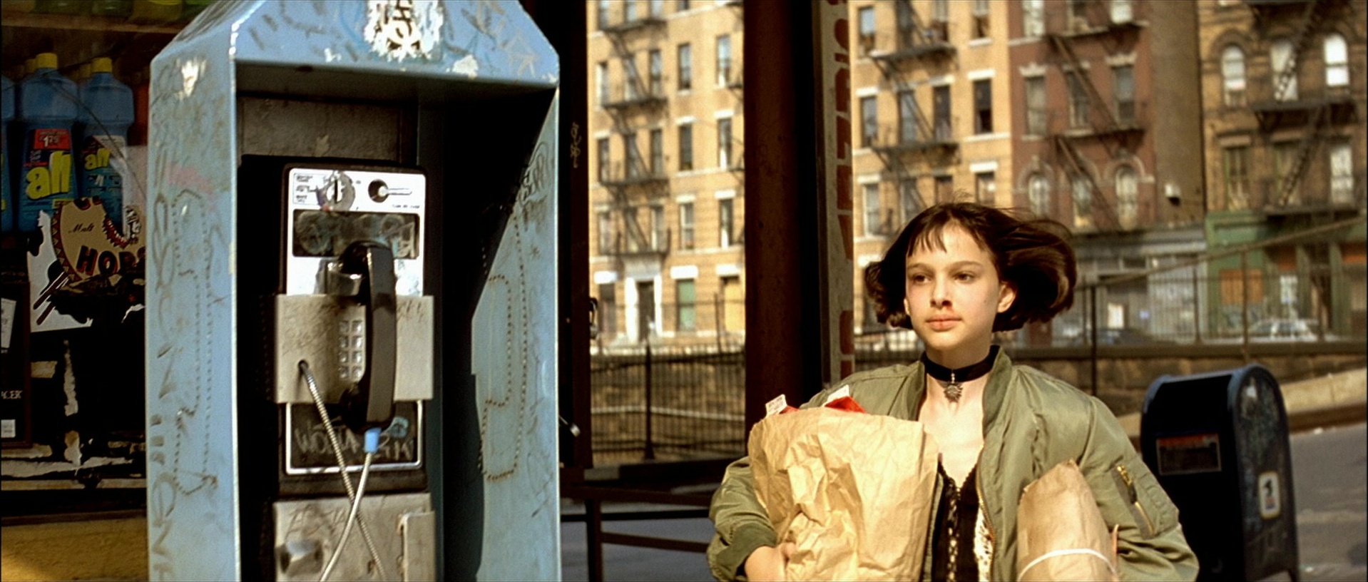 Léon (1994), wide, 2.35:1 — film still