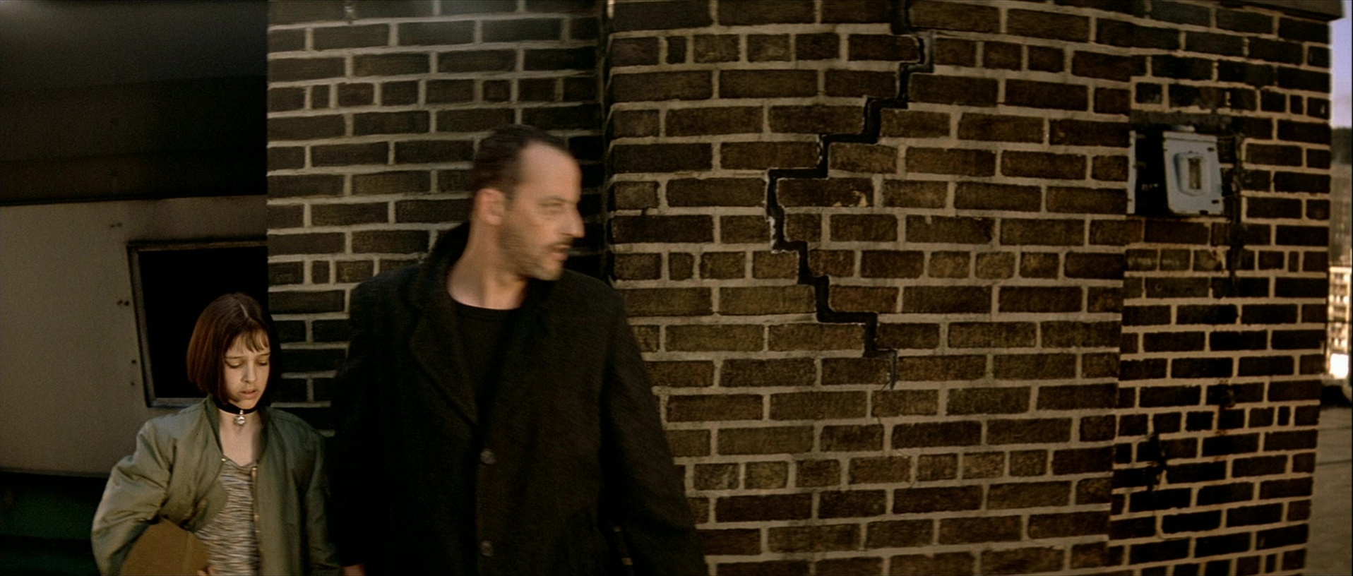 Léon (1994), wide, 2.35:1 — film still