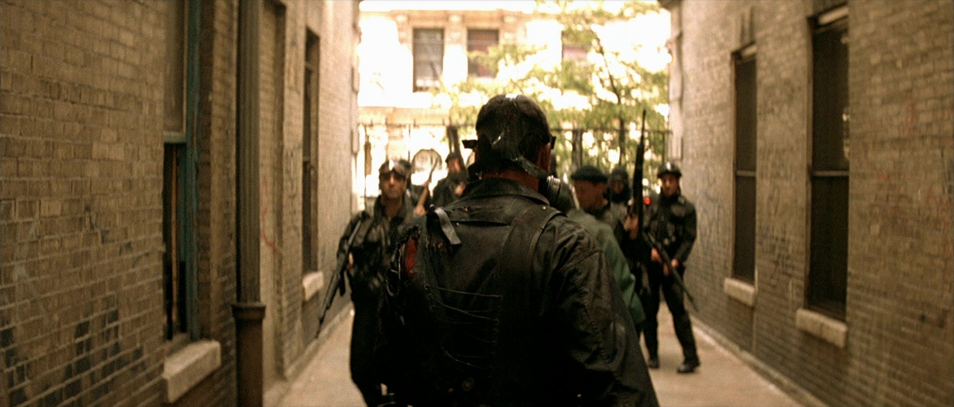 Léon (1994), wide, 2.35:1 — film still