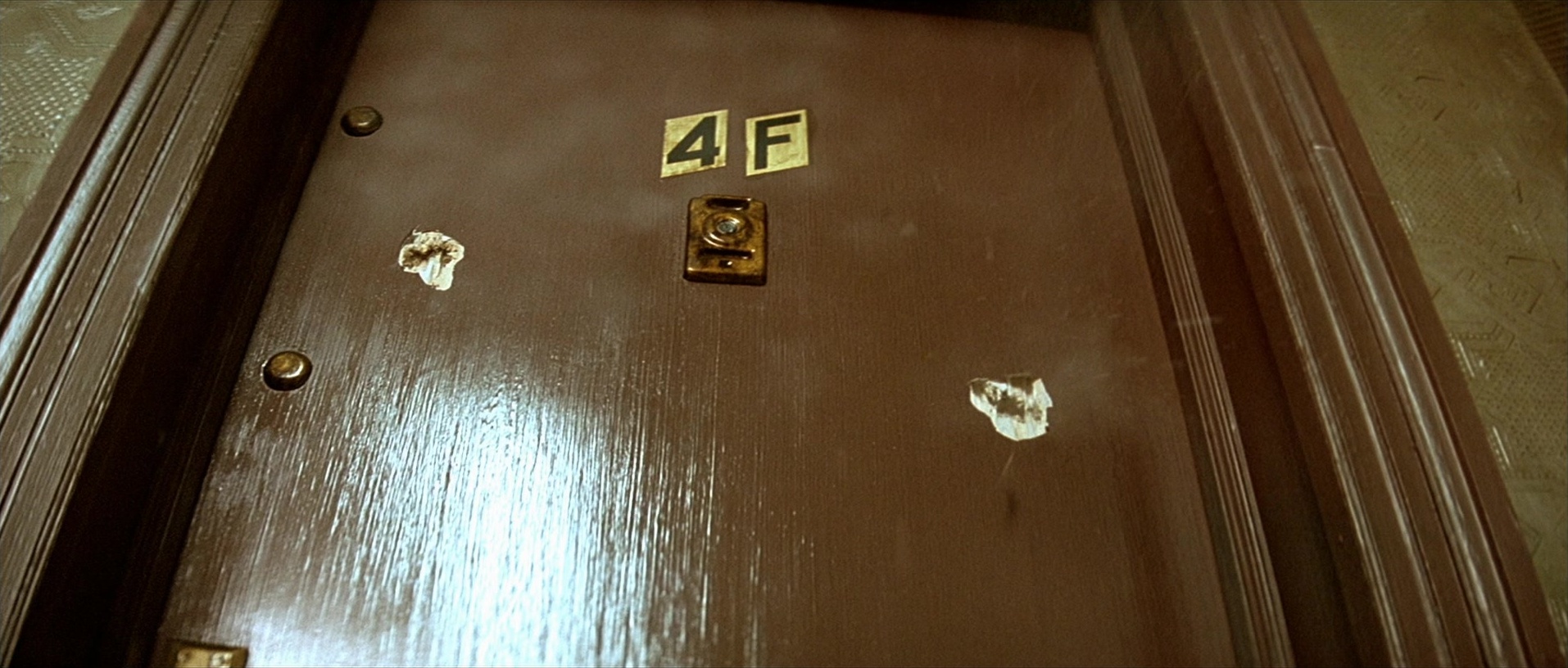 Léon (1994), wide, 2.35:1 — film still