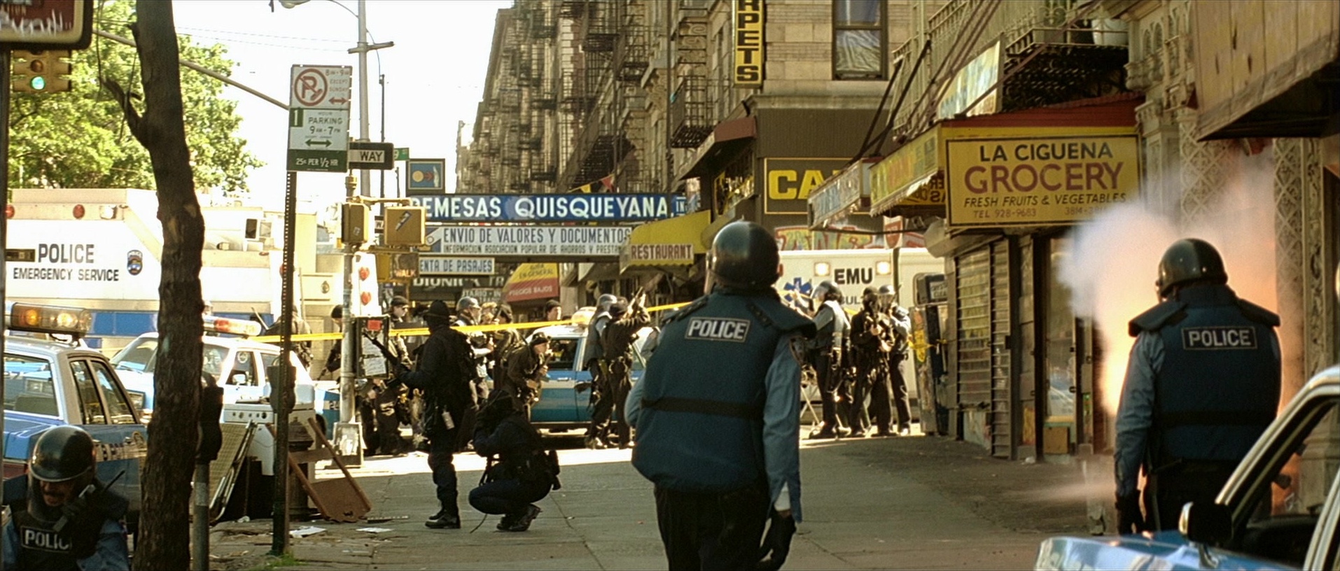 Léon (1994), wide, 2.35:1 — film still