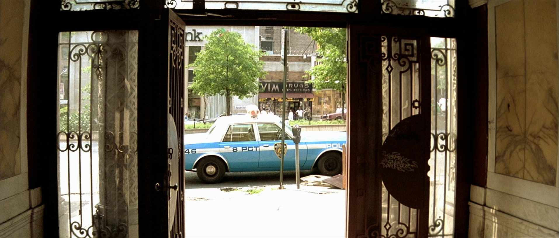 Léon (1994), wide, 2.35:1 — film still