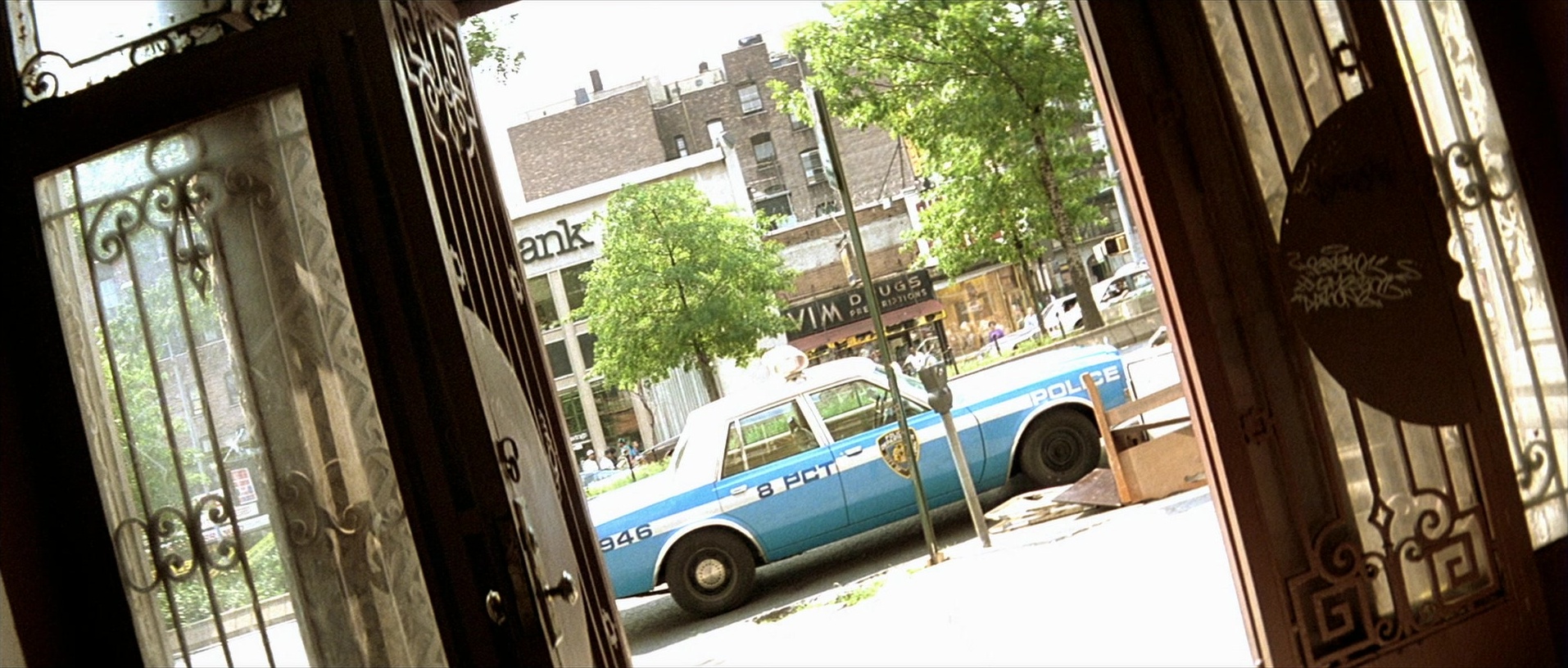Léon (1994), wide, 2.35:1 — film still