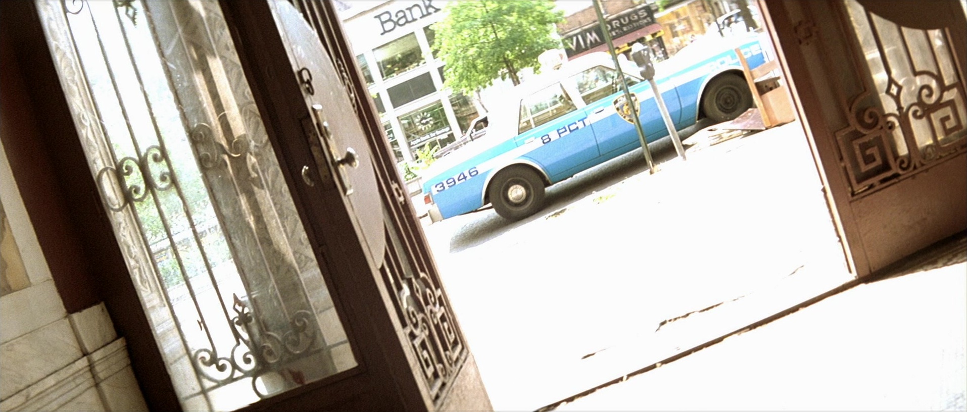 Léon (1994), wide, 2.35:1 — film still