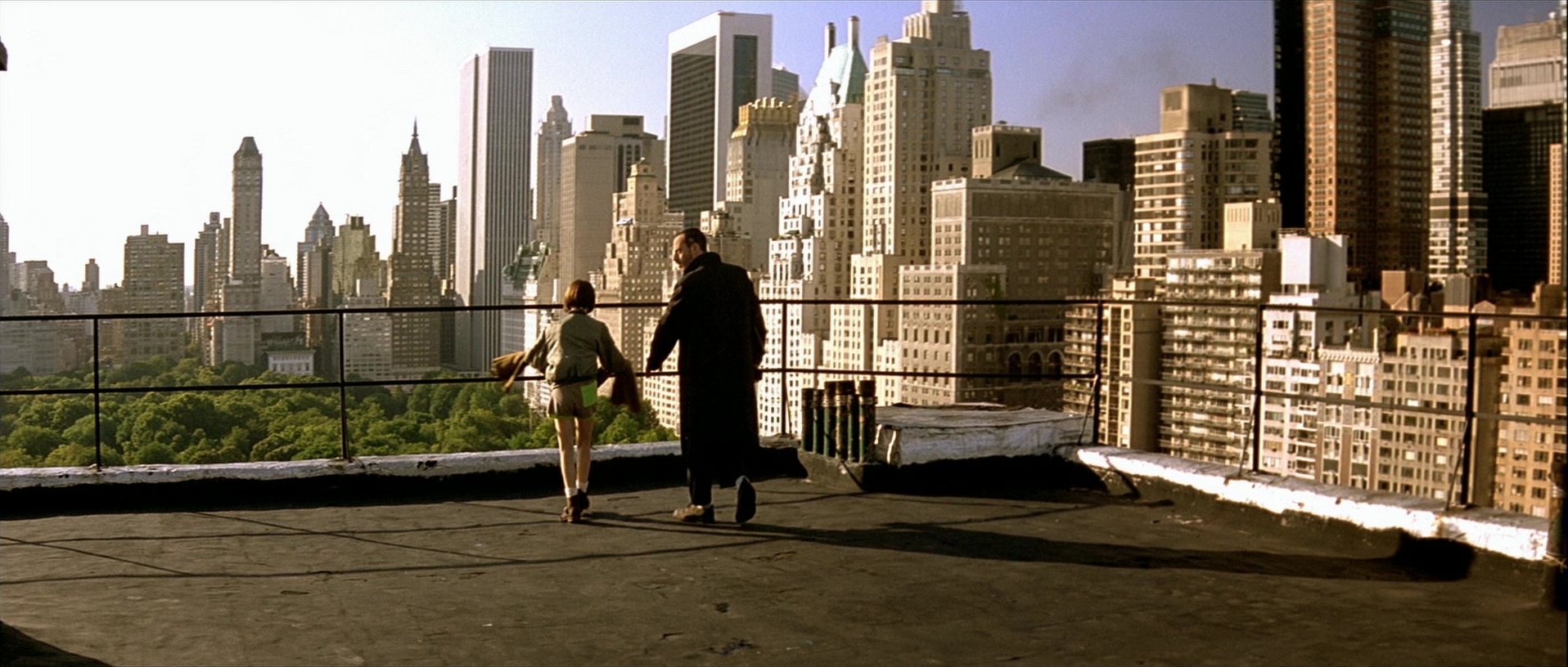 Léon (1994), wide, 2.35:1 — film still