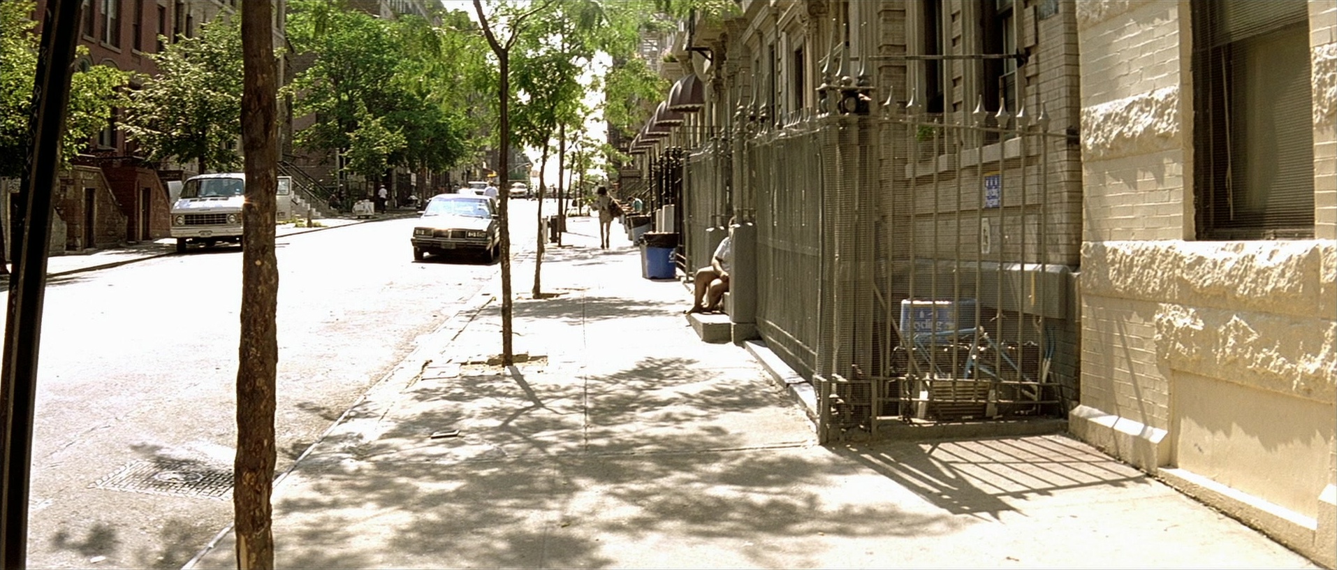 Léon (1994), wide, 2.35:1 — film still