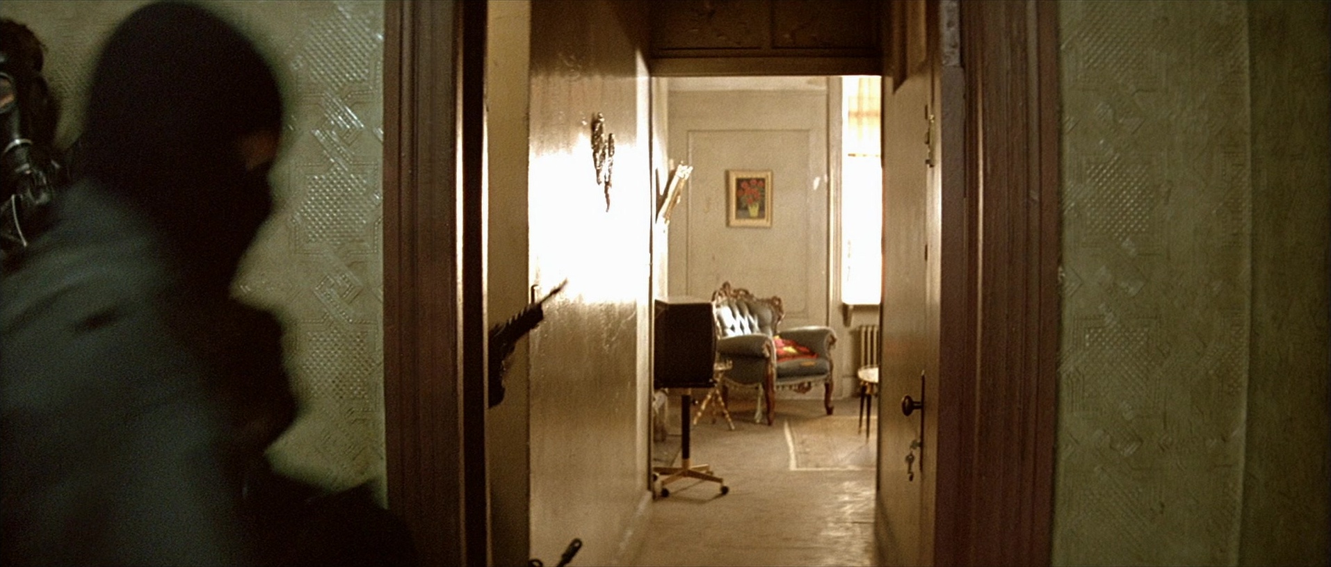 Léon (1994), wide, 2.35:1 — film still